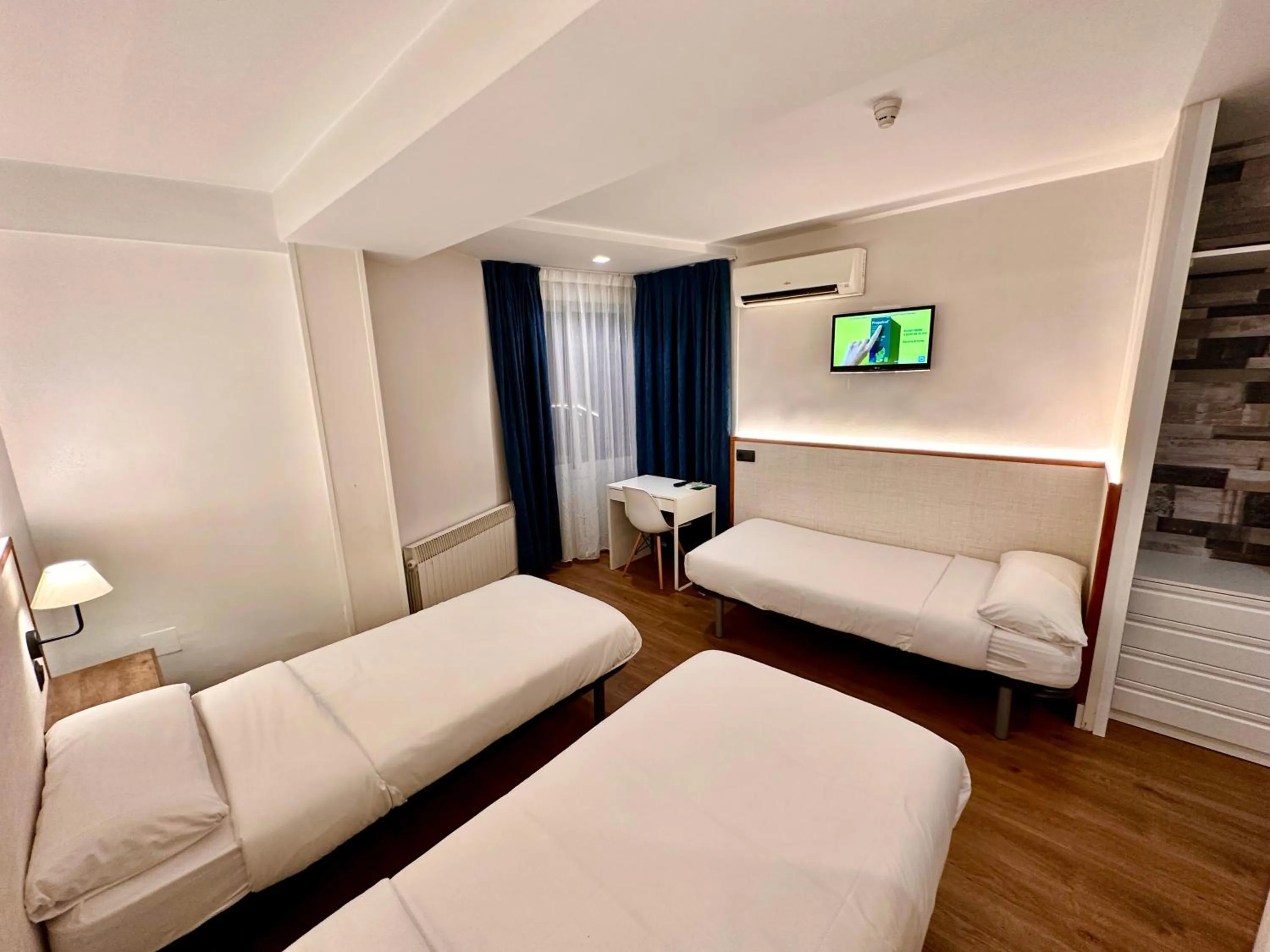 Photo of the whole room, Bed in Far Home Gran Vía