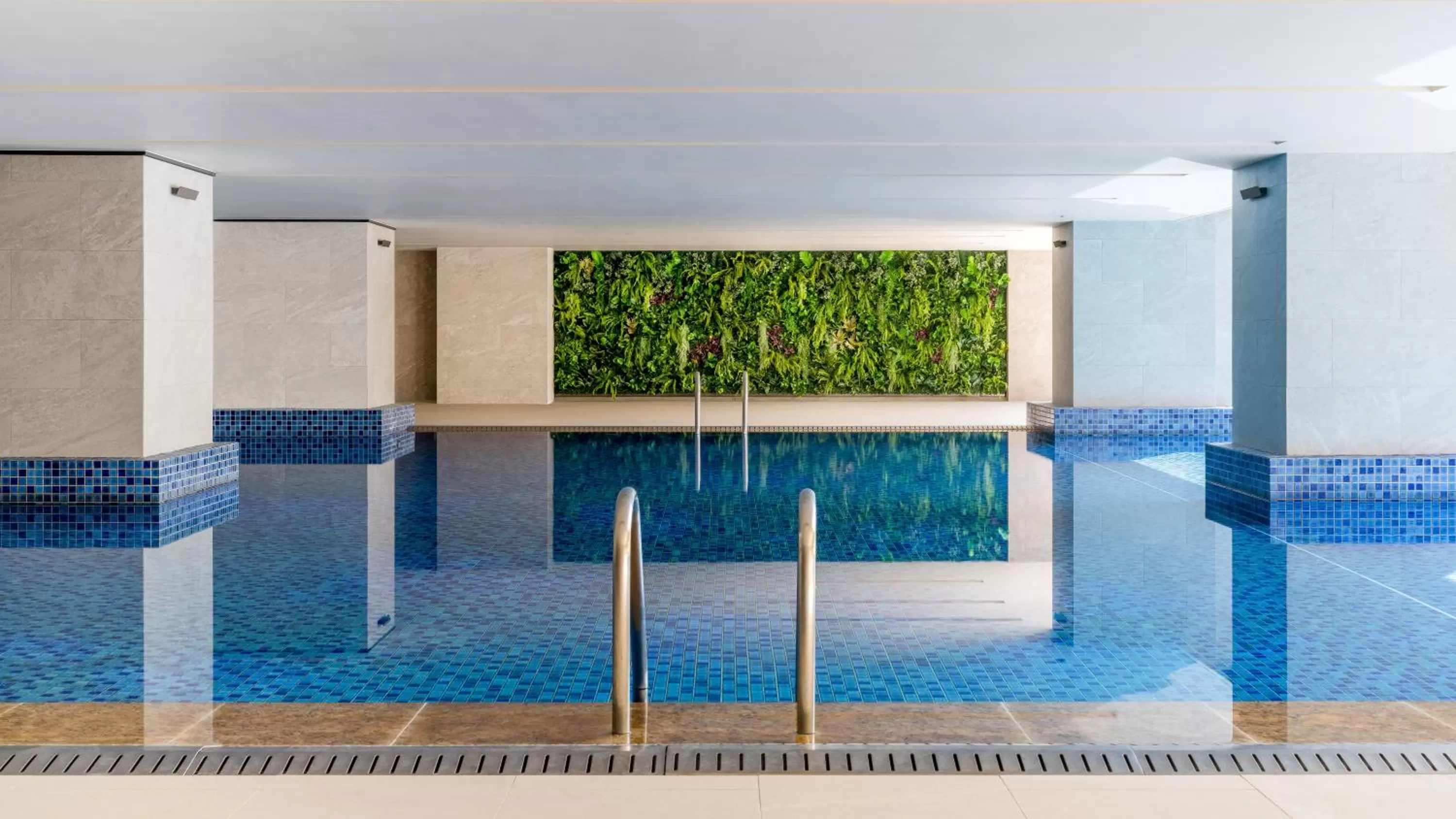 Swimming pool in Royal Park Hotel