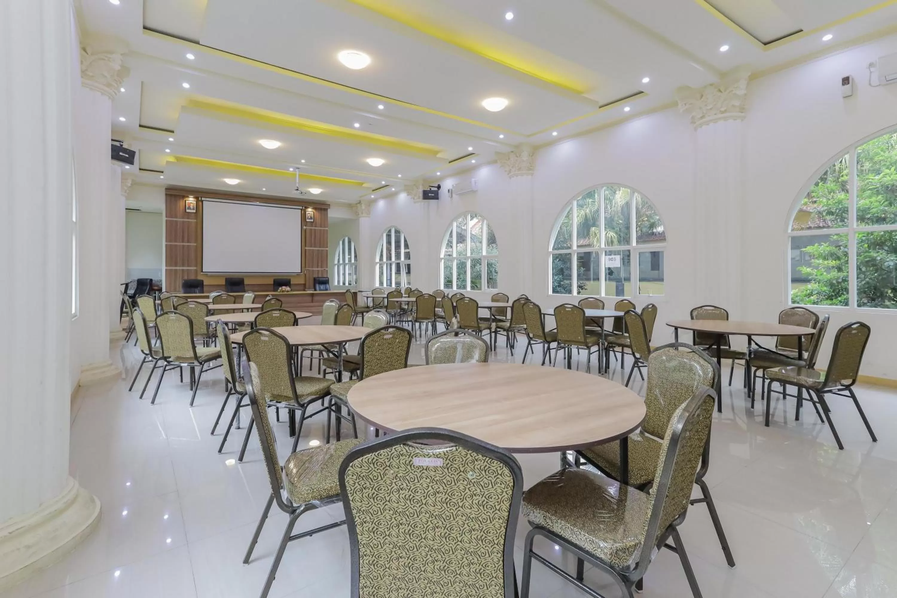 Restaurant/places to eat in RedDoorz Syariah @ Klojen Malang