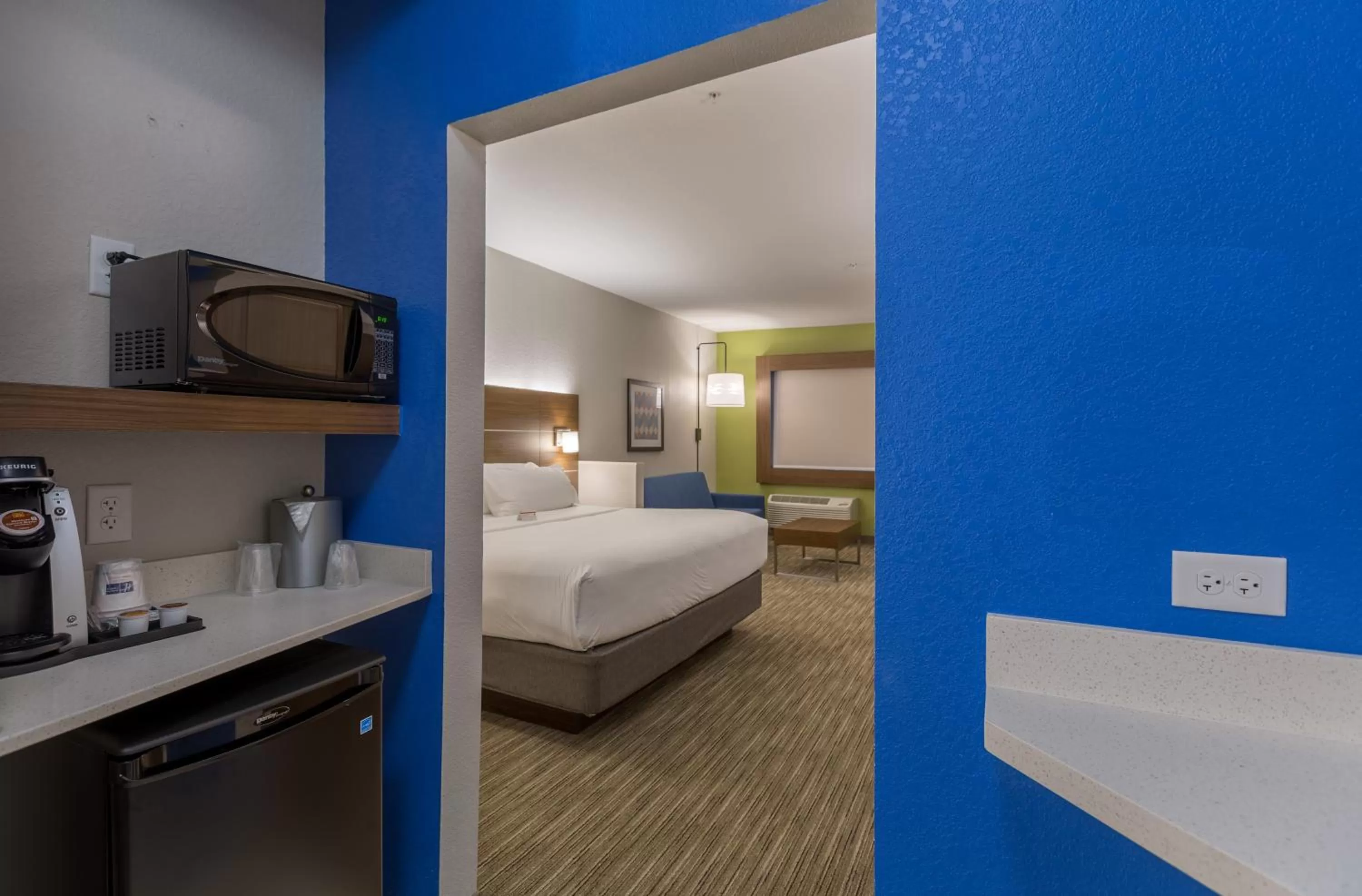 Coffee/tea facilities, Bed in Holiday Inn Express & Suites - San Marcos South by IHG
