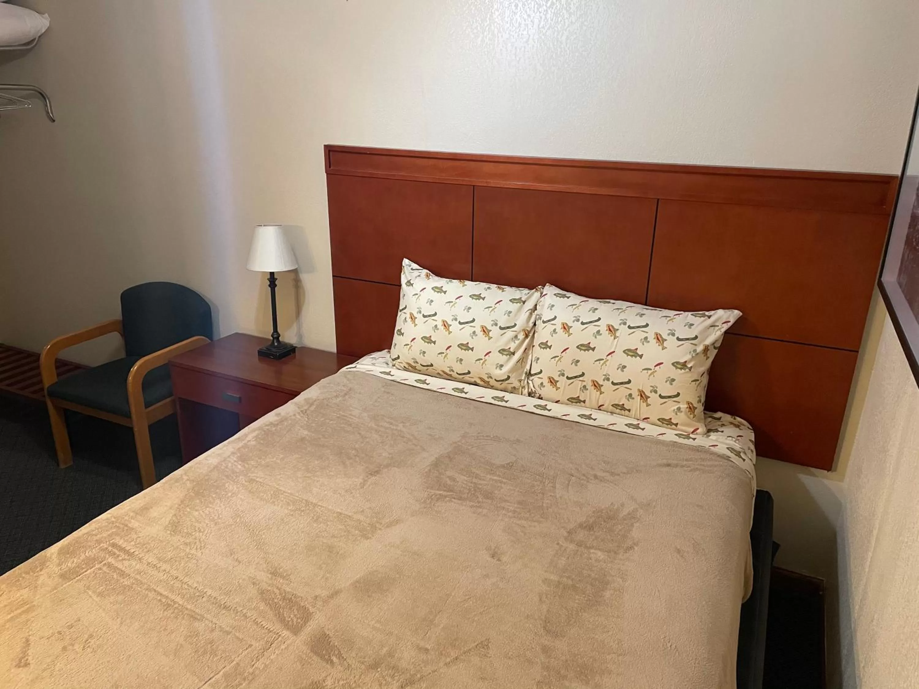 Bed in Hunter's Friend Resort near Table Rock Lake