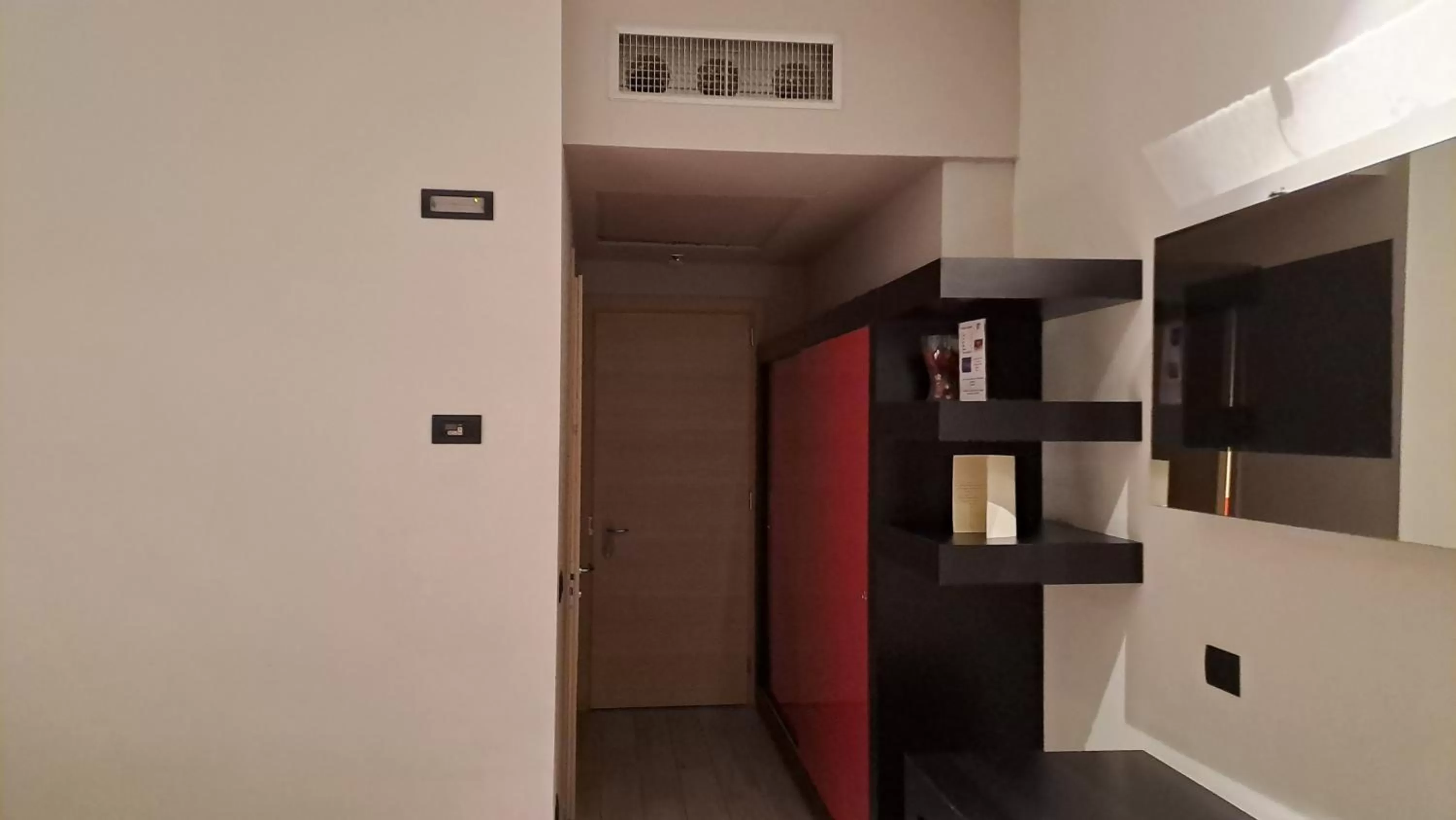 TV and multimedia in Blue Shades Hotel