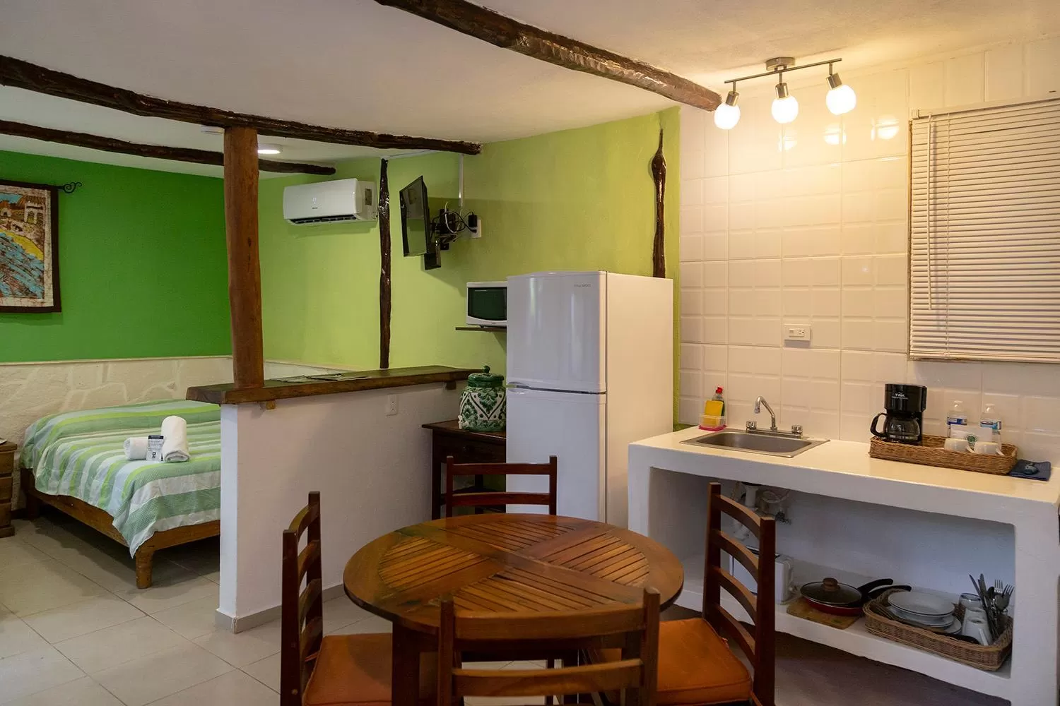 Kitchen or kitchenette, Bed in Hotel Amar Inn