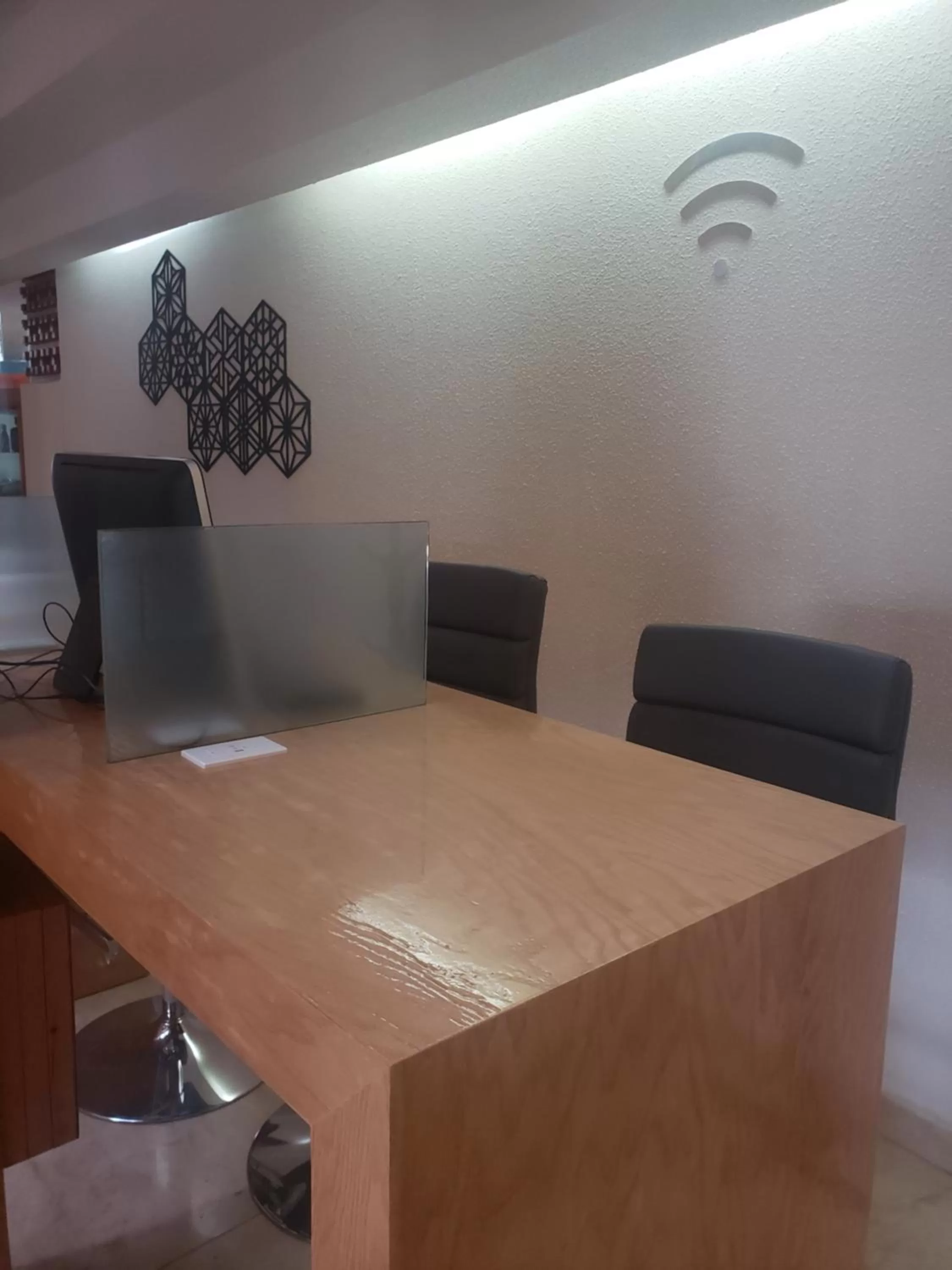 Business facilities, TV/Entertainment Center in Hotel Alcampo