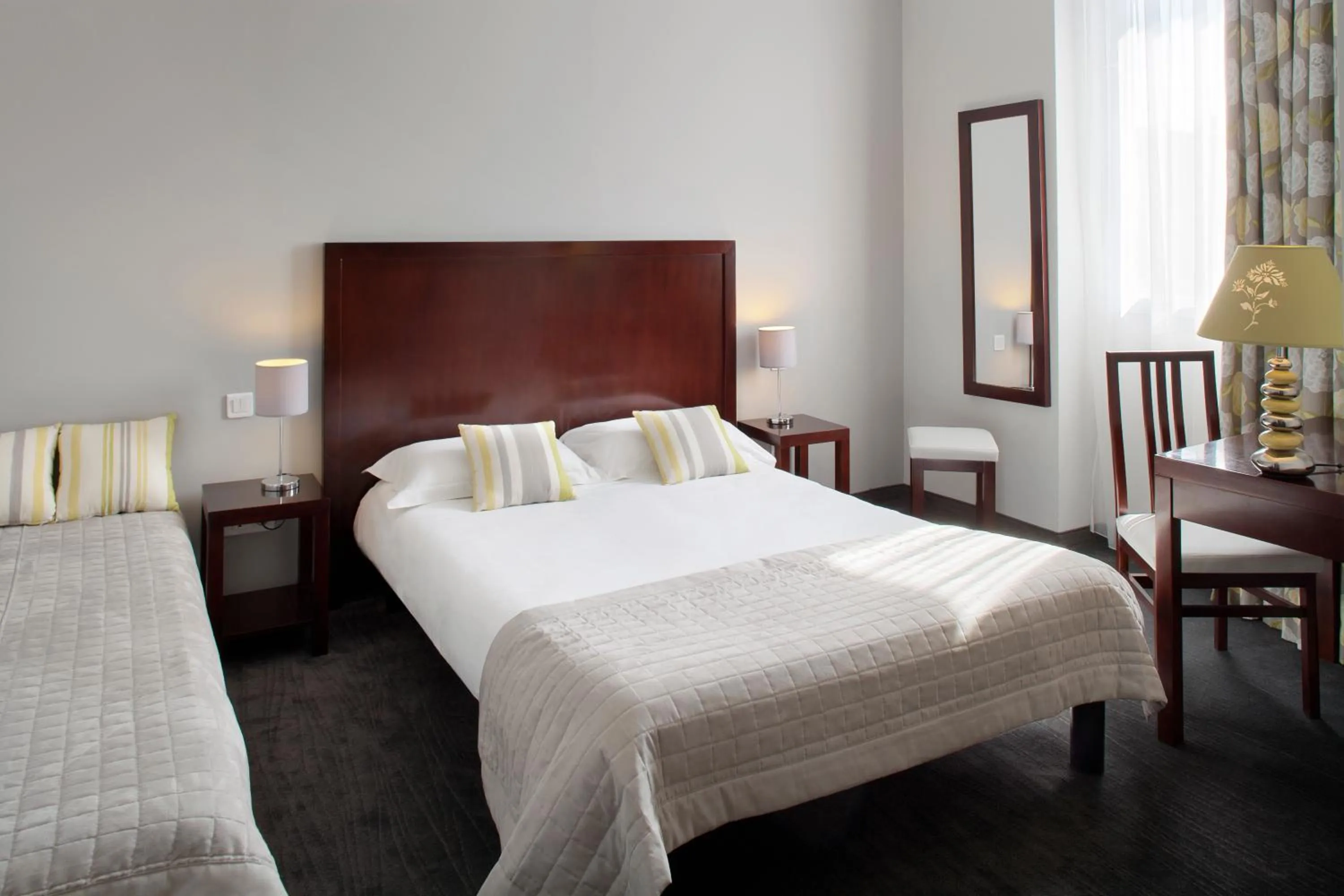 Photo of the whole room, Bed in Hôtel Relais Acropolis