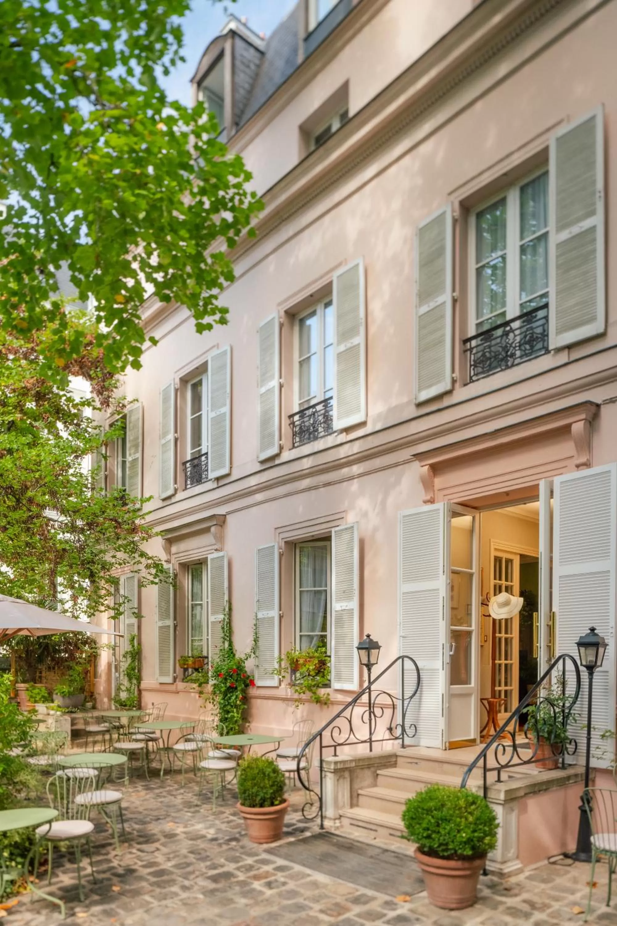 Property building in Hotel des Grandes Ecoles