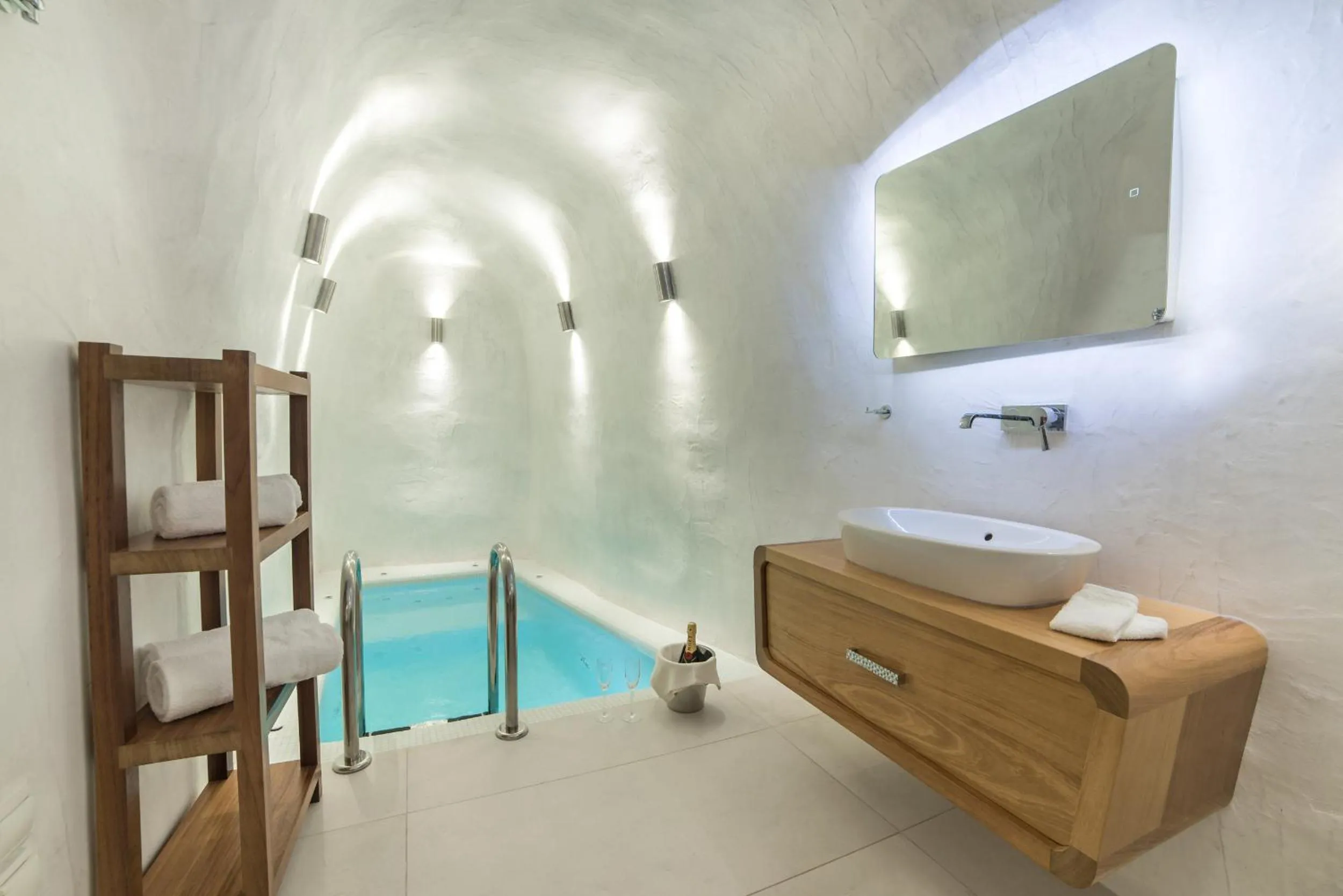 Hot Tub in Daydream Luxury Suites