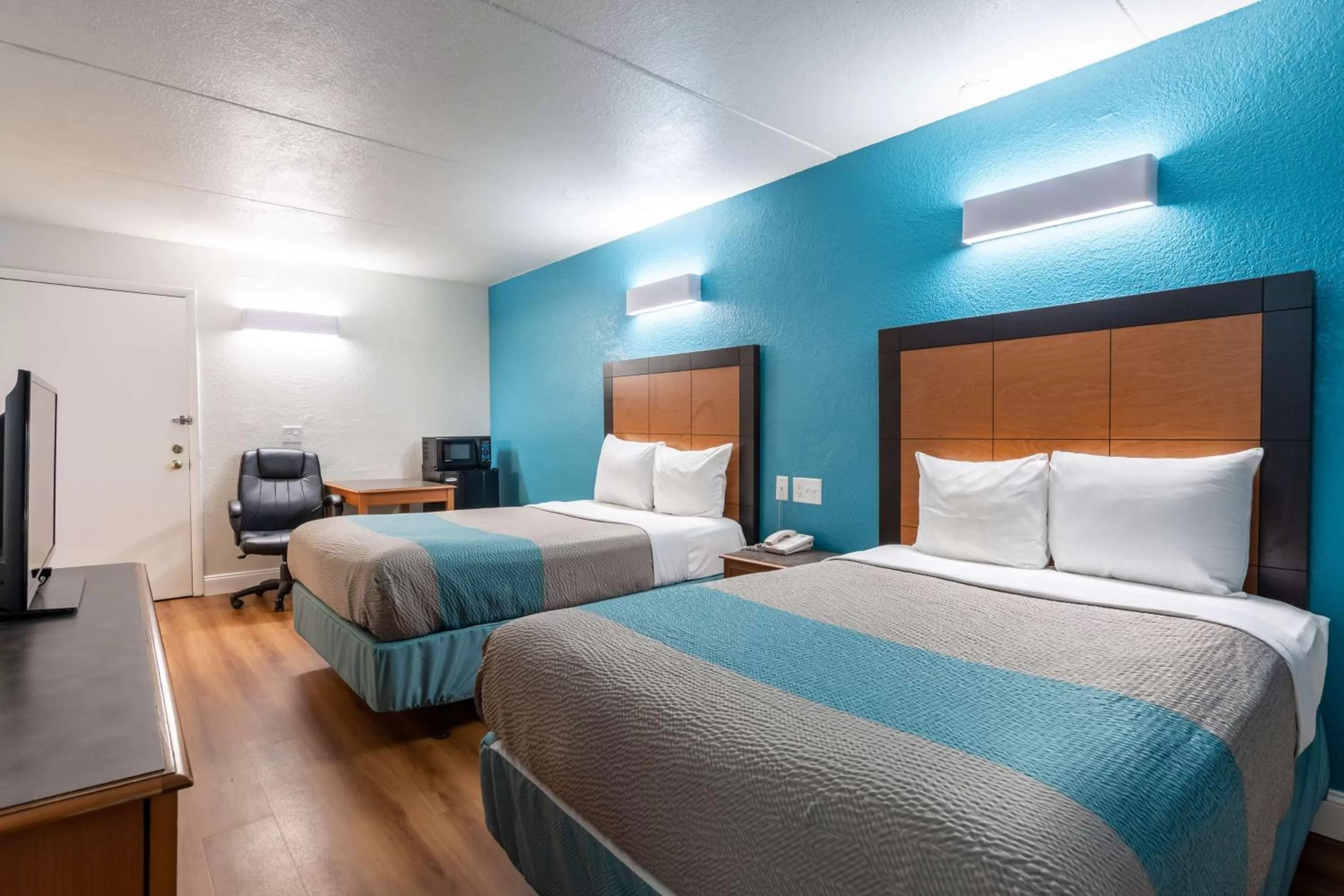 TV and multimedia, Bed in Motel 6-North Little Rock, AR - McCain