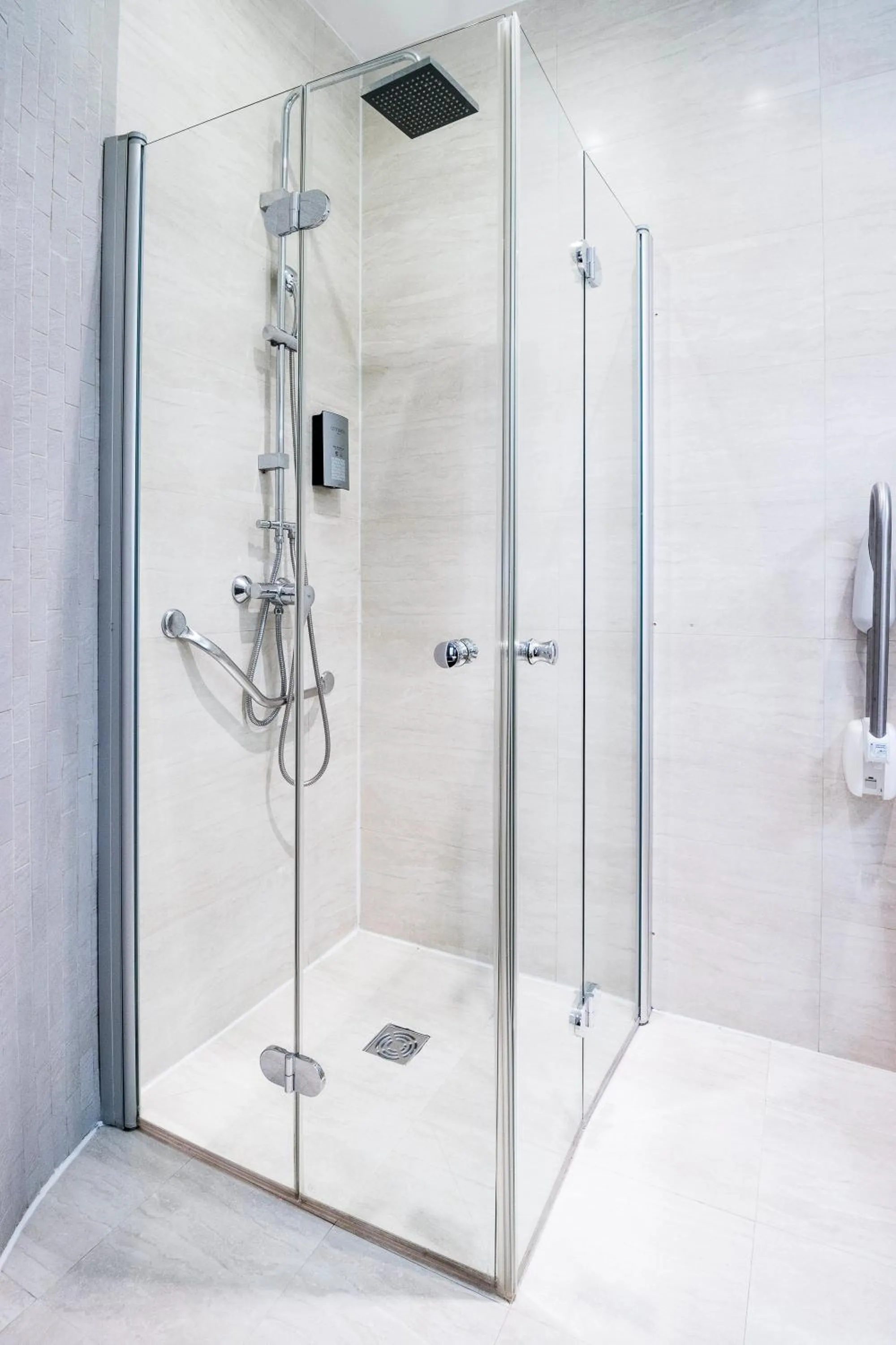 Photo of the whole room in Hotel Chabrol Opera