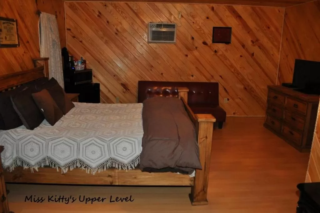 Bedroom, Bed in Diamonds Old West