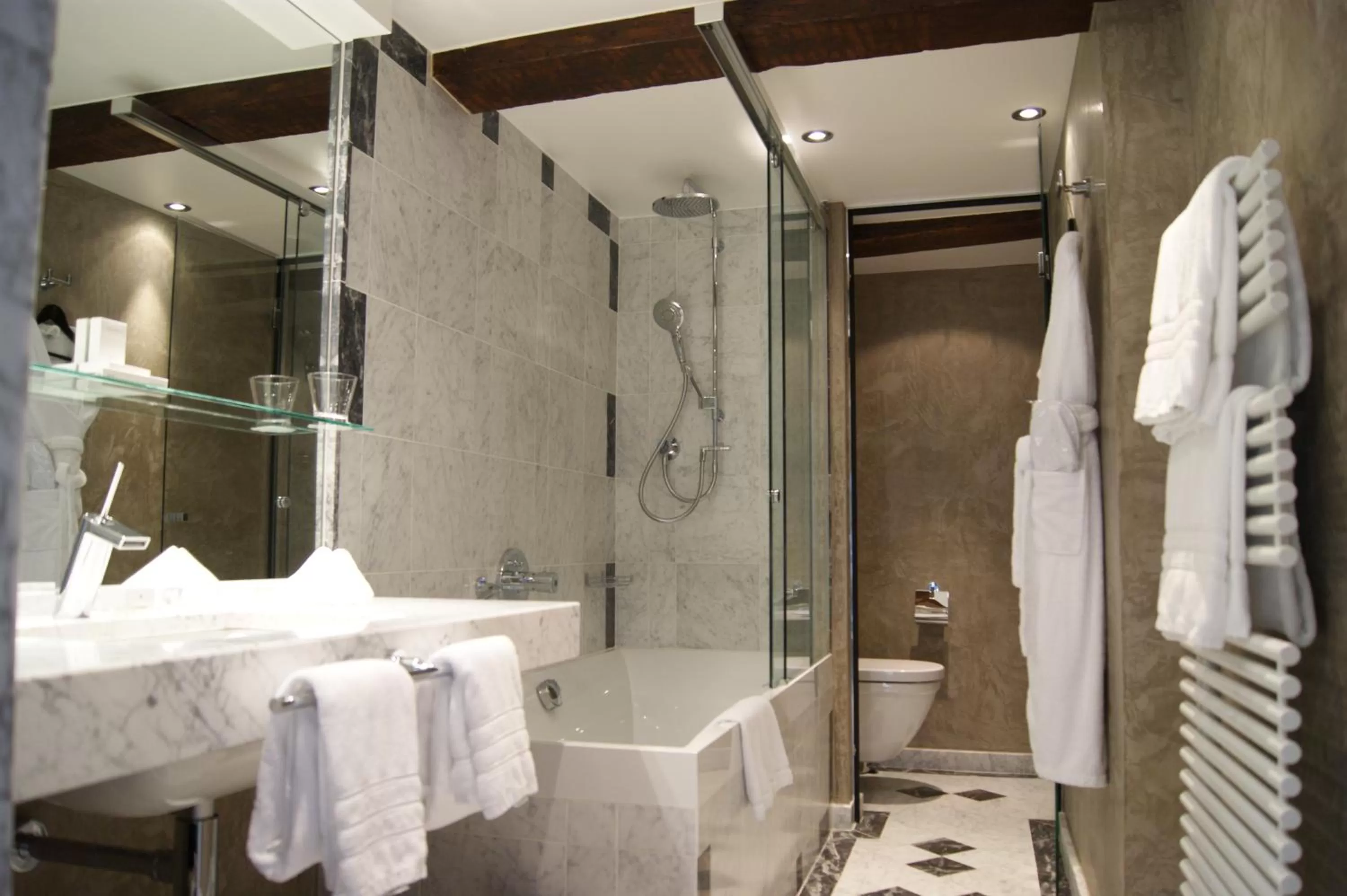 Bathroom in Hotel Le Place d'Armes - Relais & Châteaux