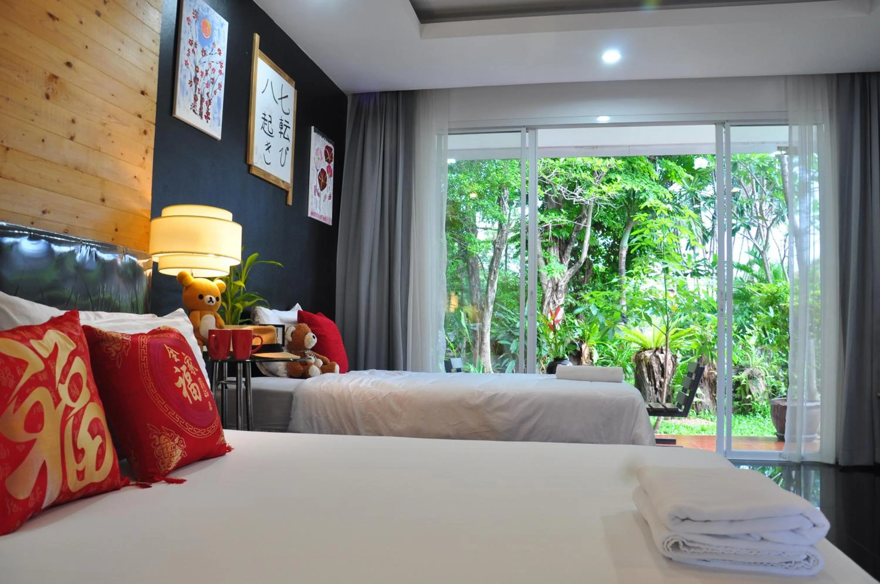 Photo of the whole room, Bed in Eat n Sleep