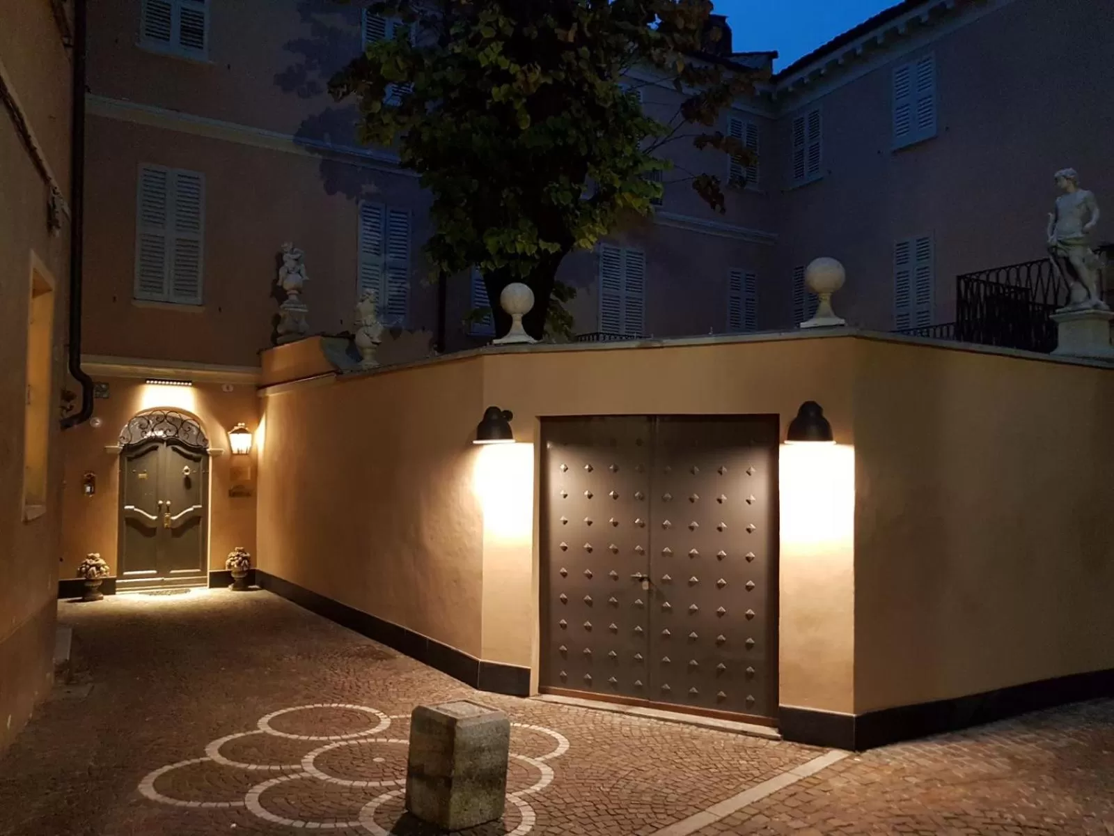 Facade/entrance in Casa Sironi