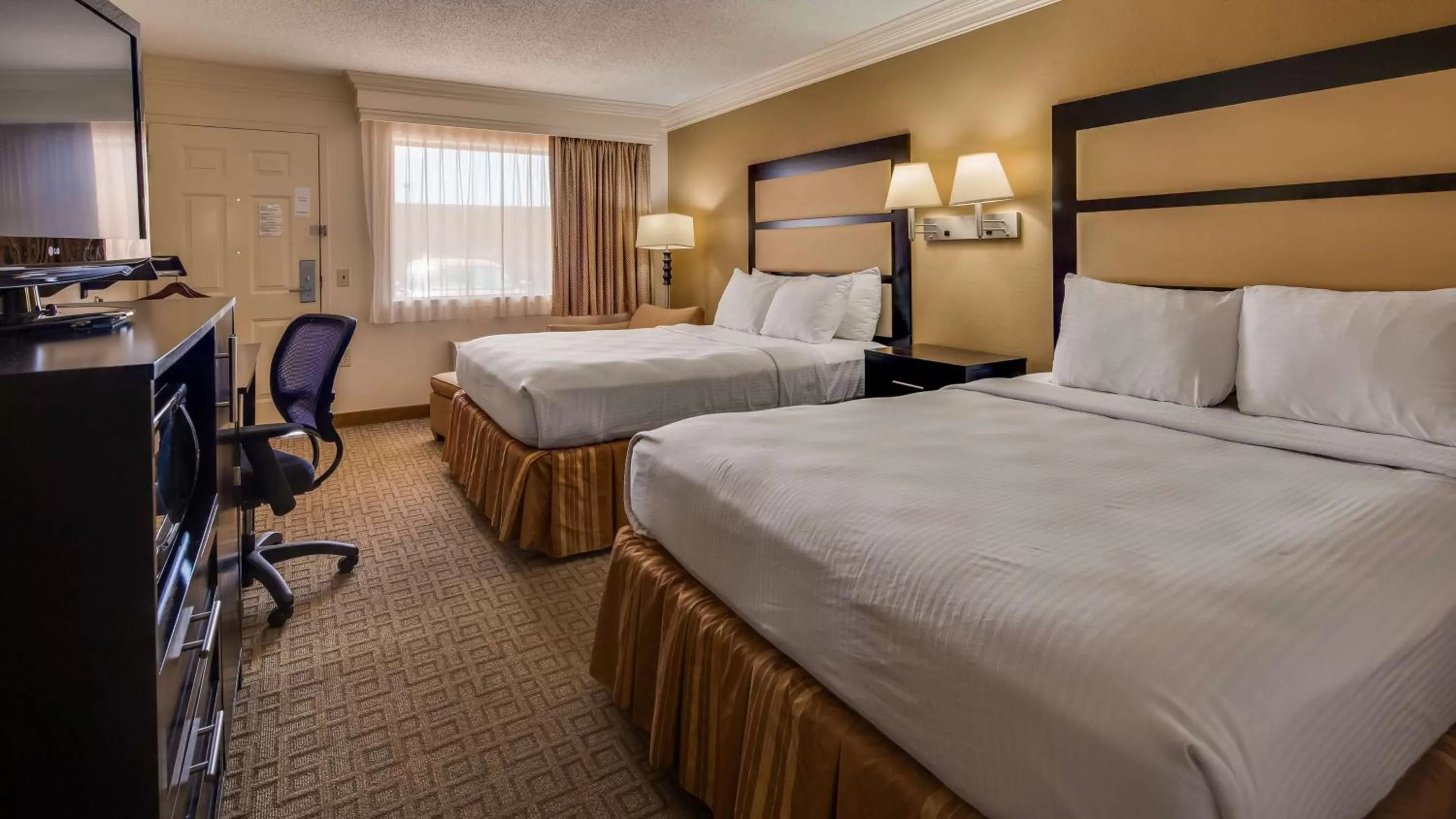Photo of the whole room, Bed in Best Western Inn & Suites of Macon