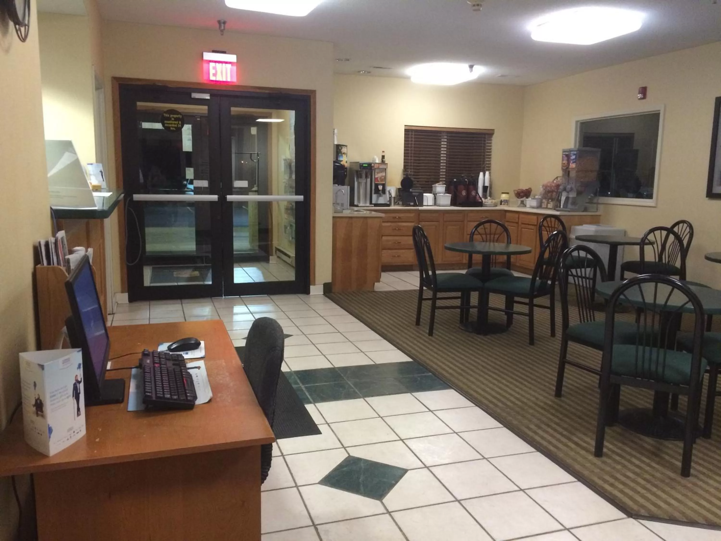 Super 8 by Wyndham Huntington