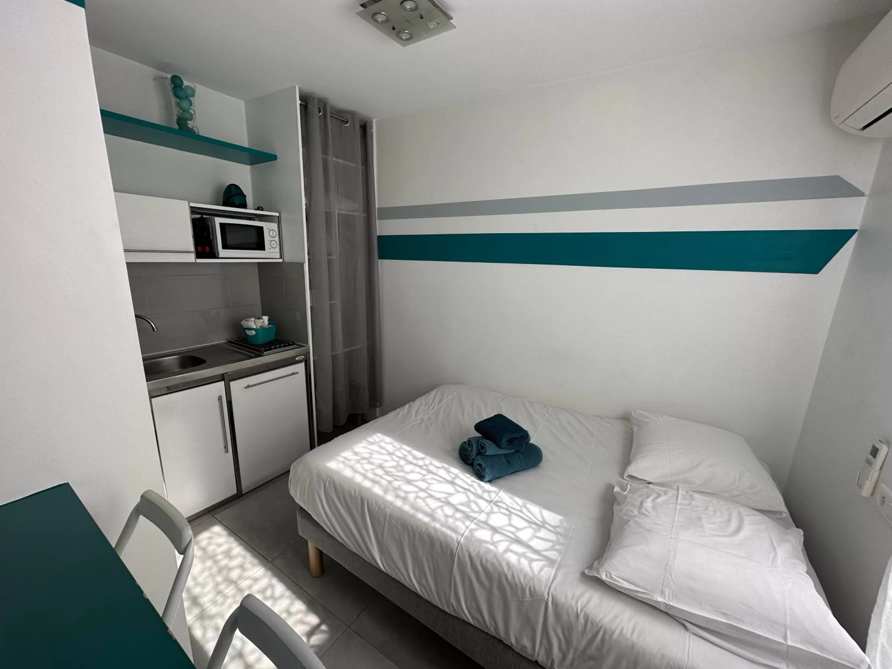 Photo of the whole room, Bed in Beatrice et Emmanuel Meublé Eiffel