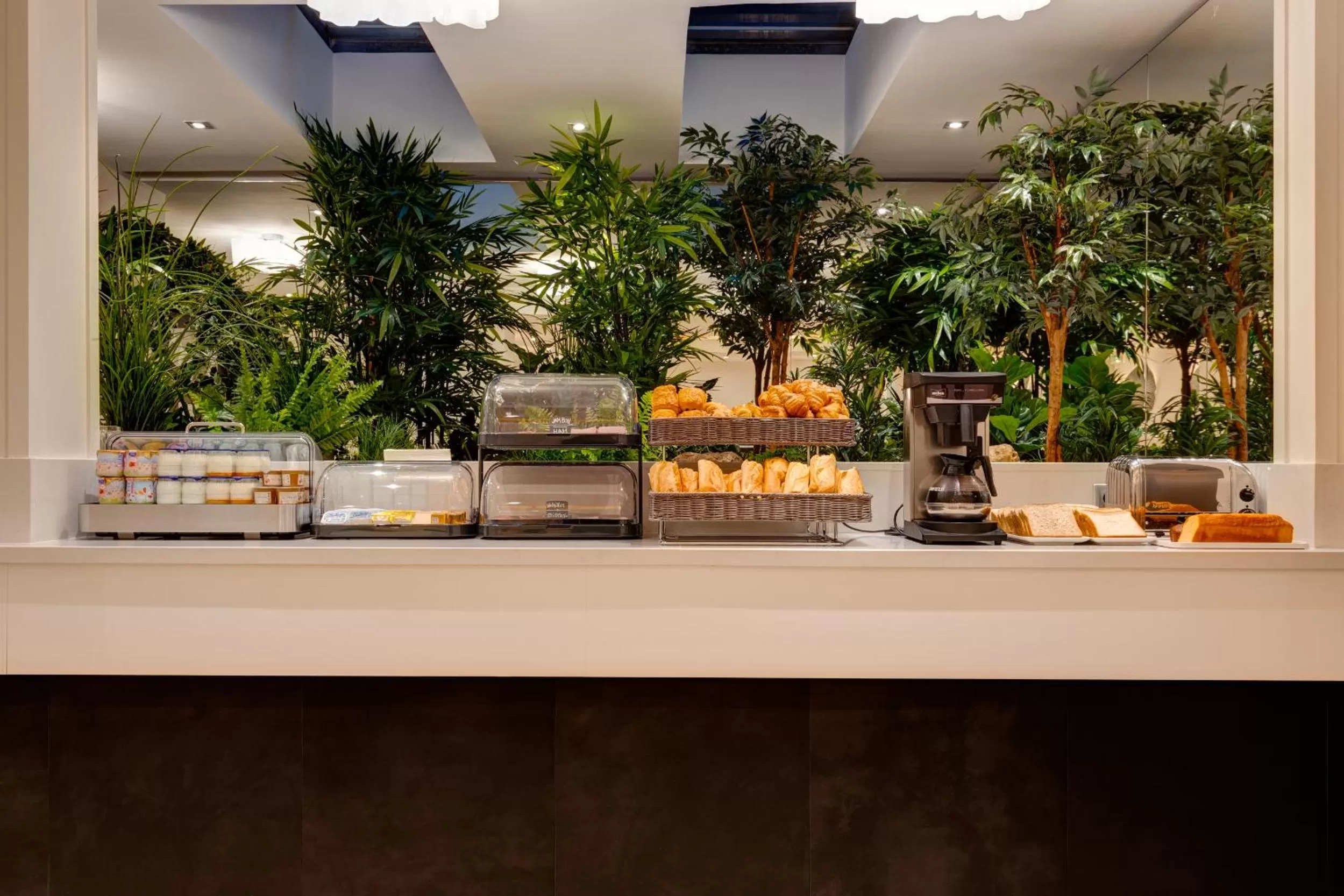 Continental breakfast in Elysées Ceramic