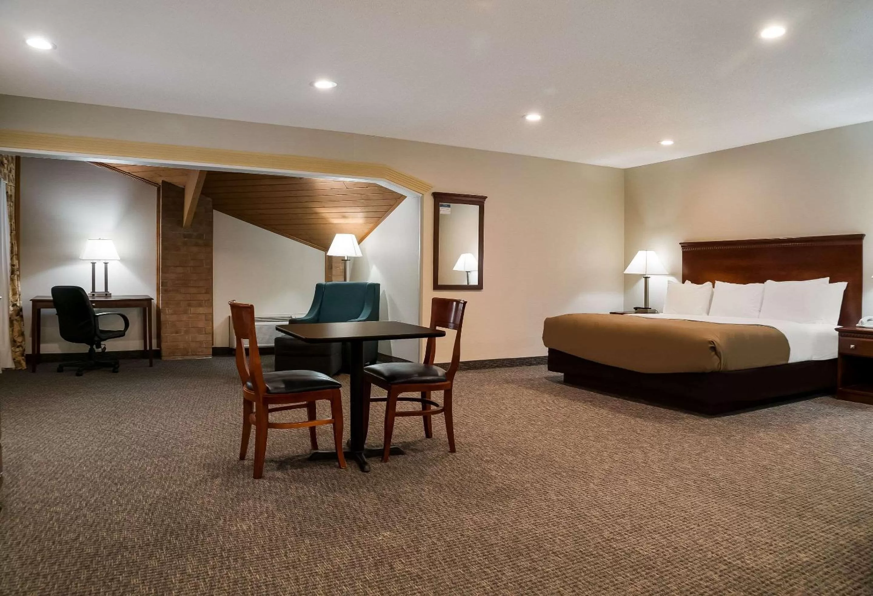 Bedroom, Bed in Quality Inn Grand Blanc - Flint South