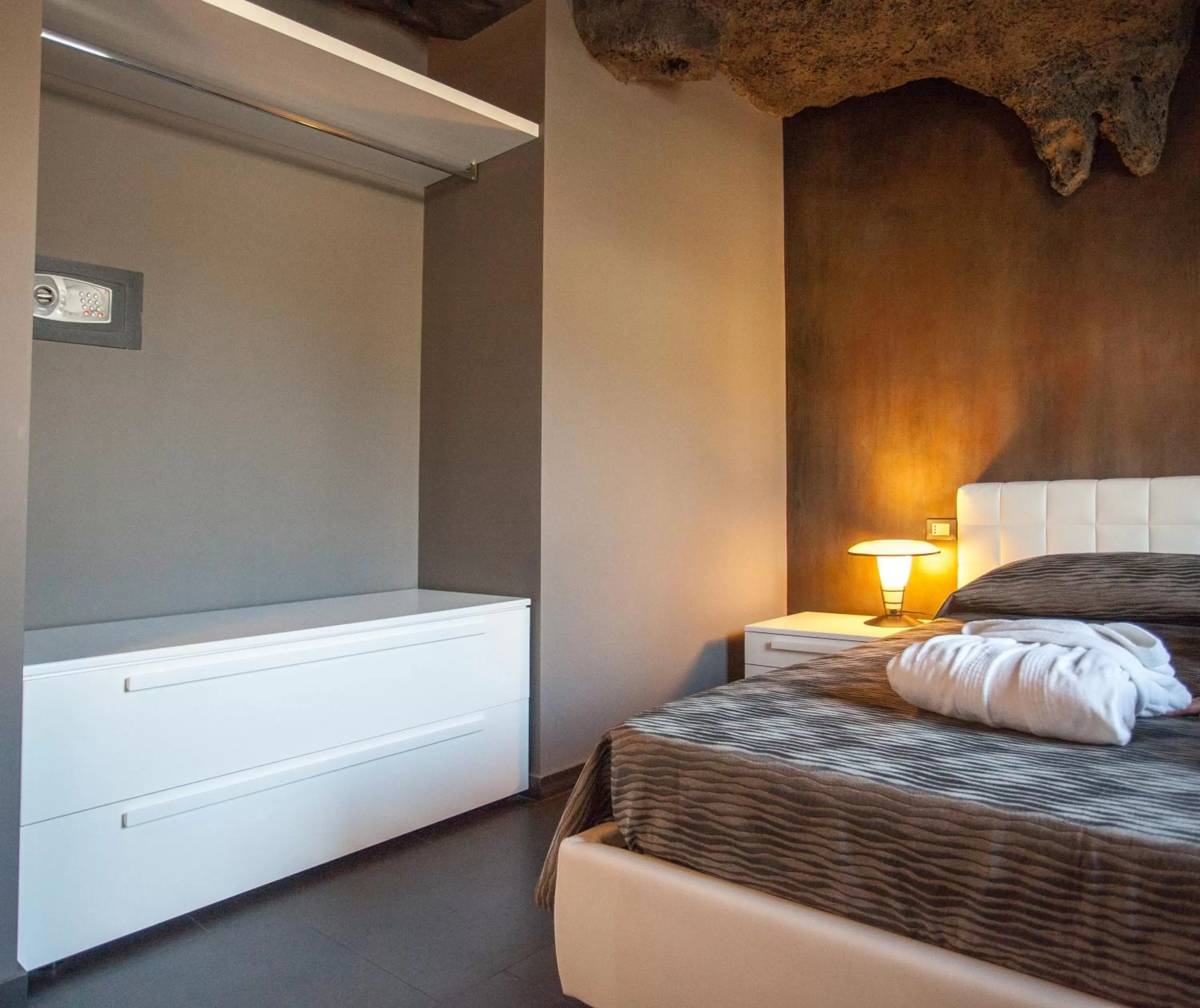 Decorative detail, Bed in Tra Le Braccia di Morfeo