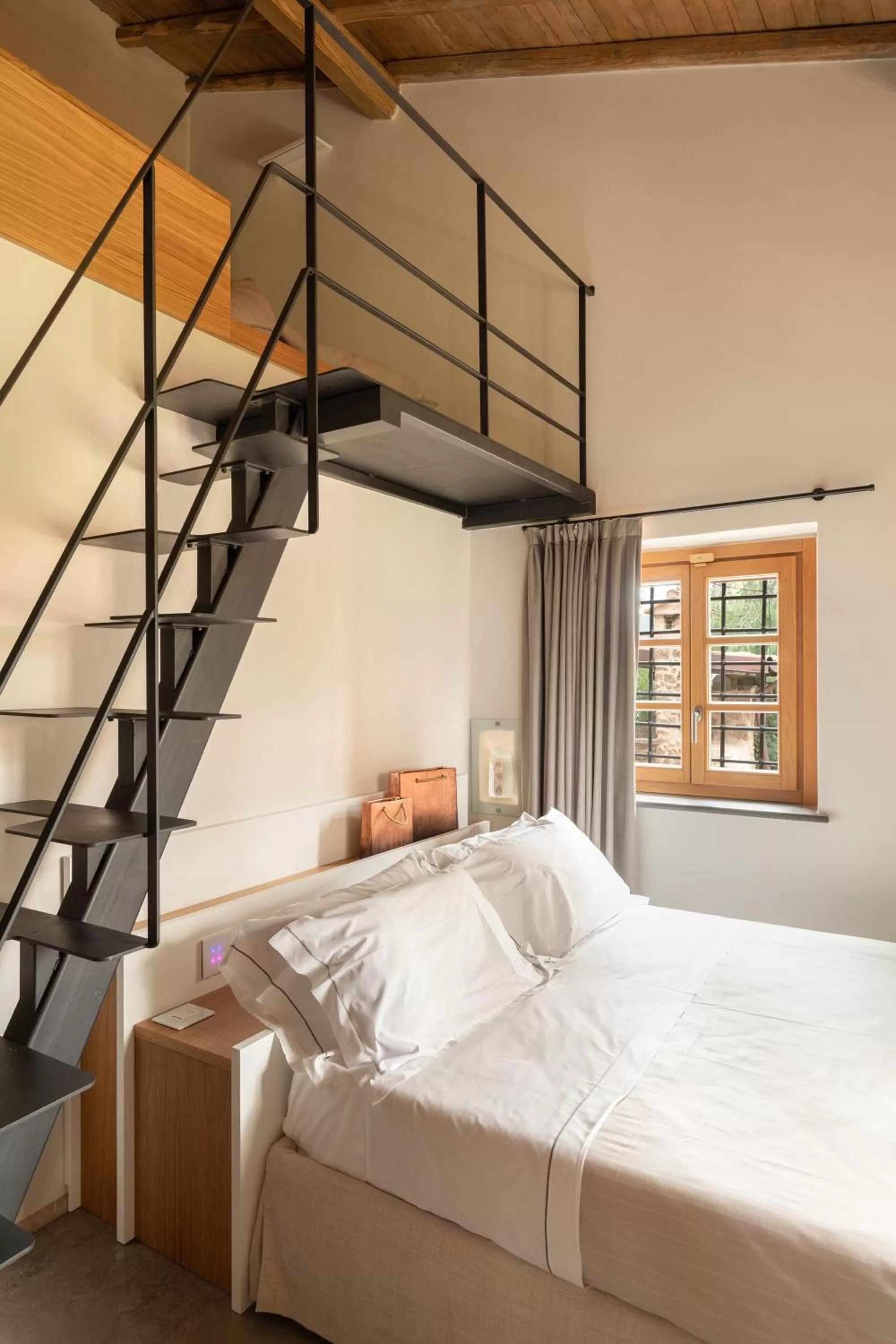 Bed in Antico Borgo Molino 7cento vicino ai Giardini di Ninfa