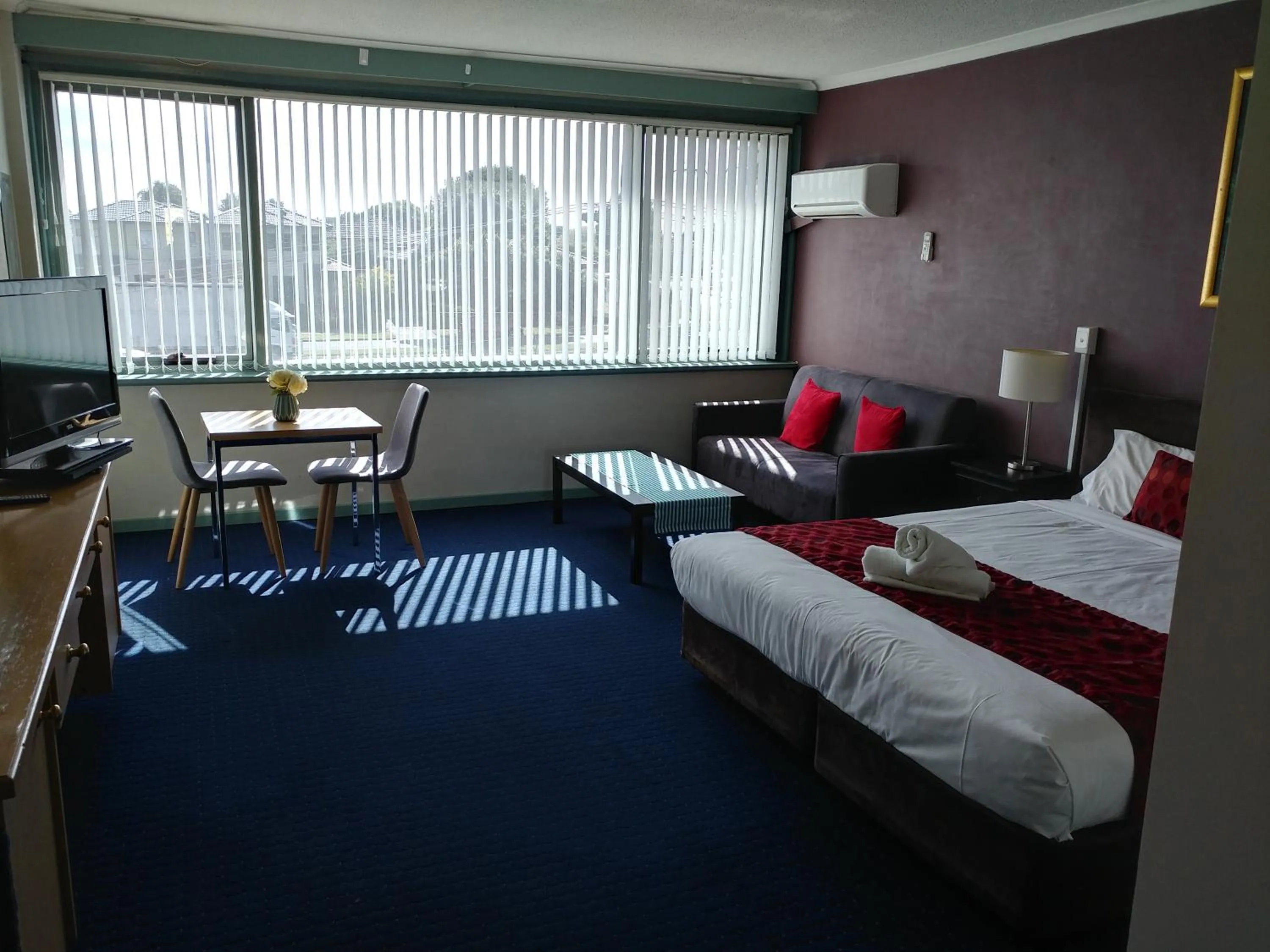 Bed in Parkdale Motor Inn