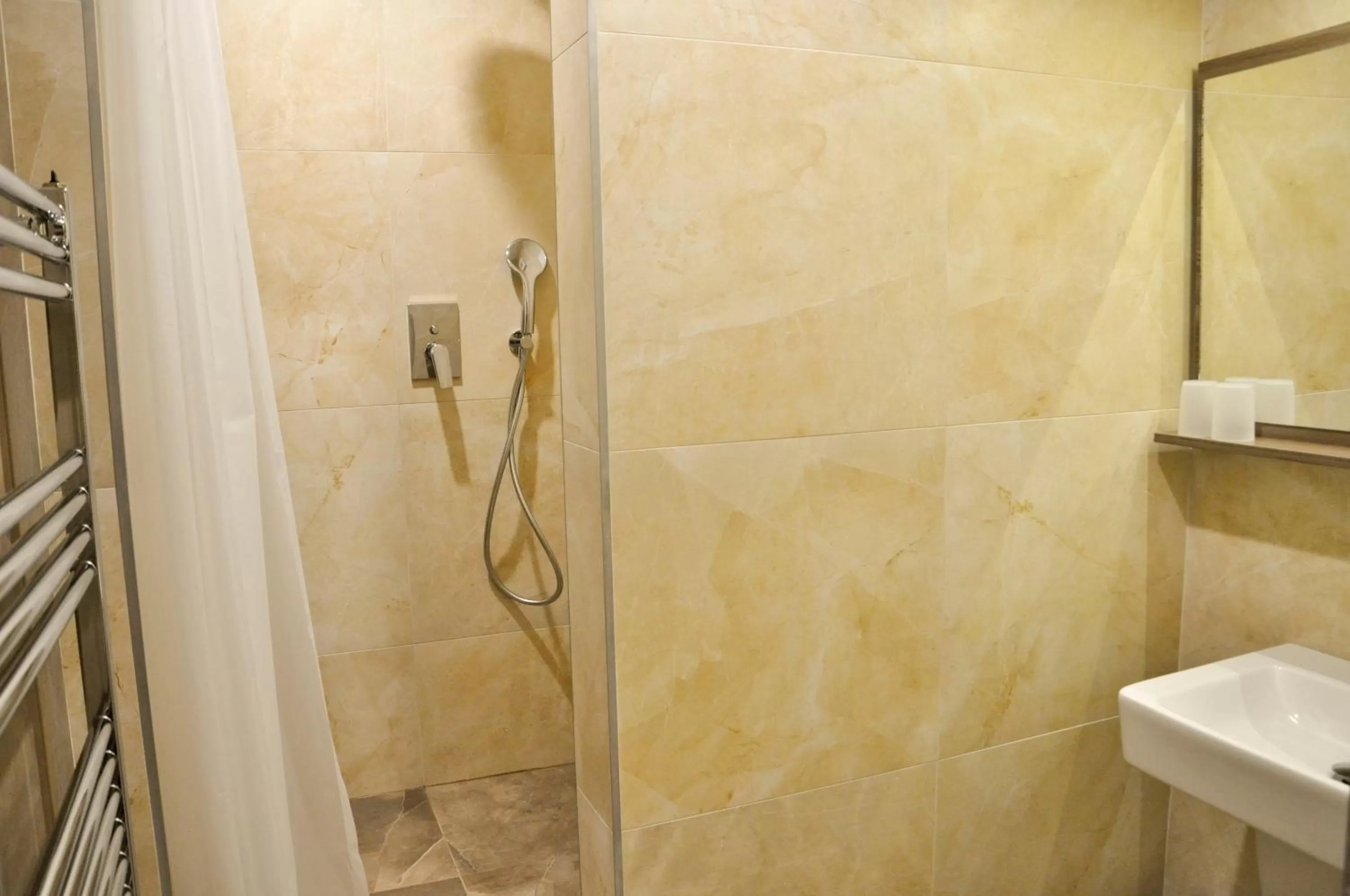 Bathroom in Hotel Garni