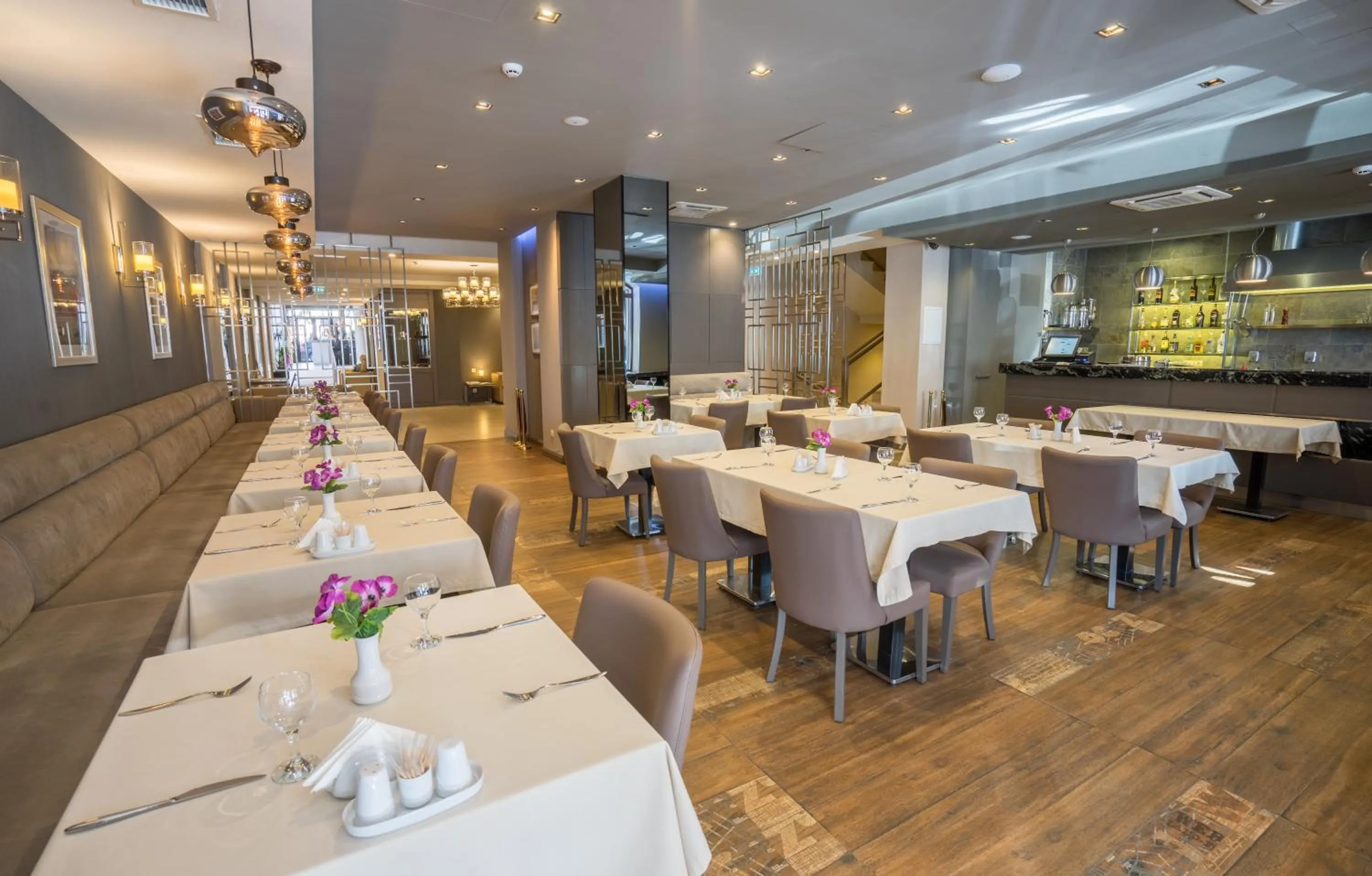 Restaurant/places to eat in City Avenue Hotel