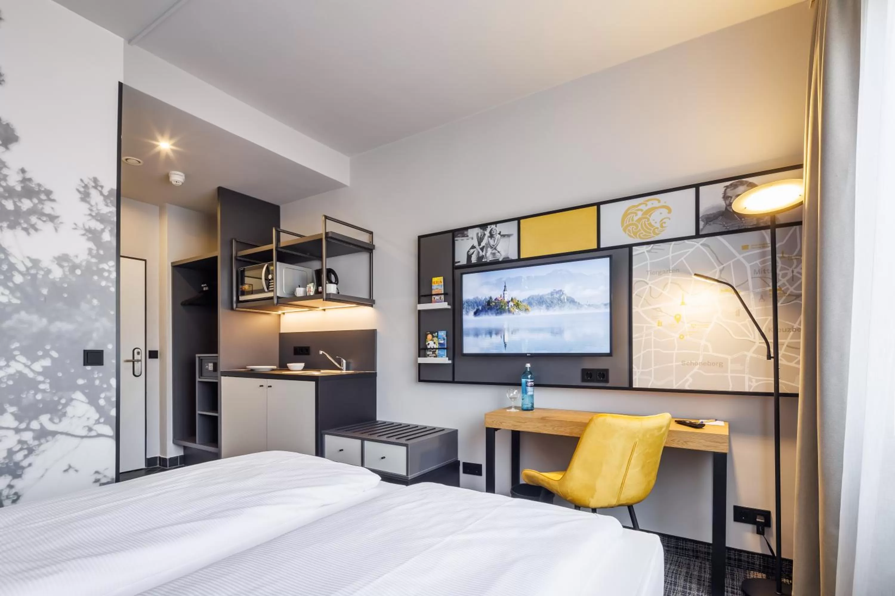 Bed in Hotel Lützow