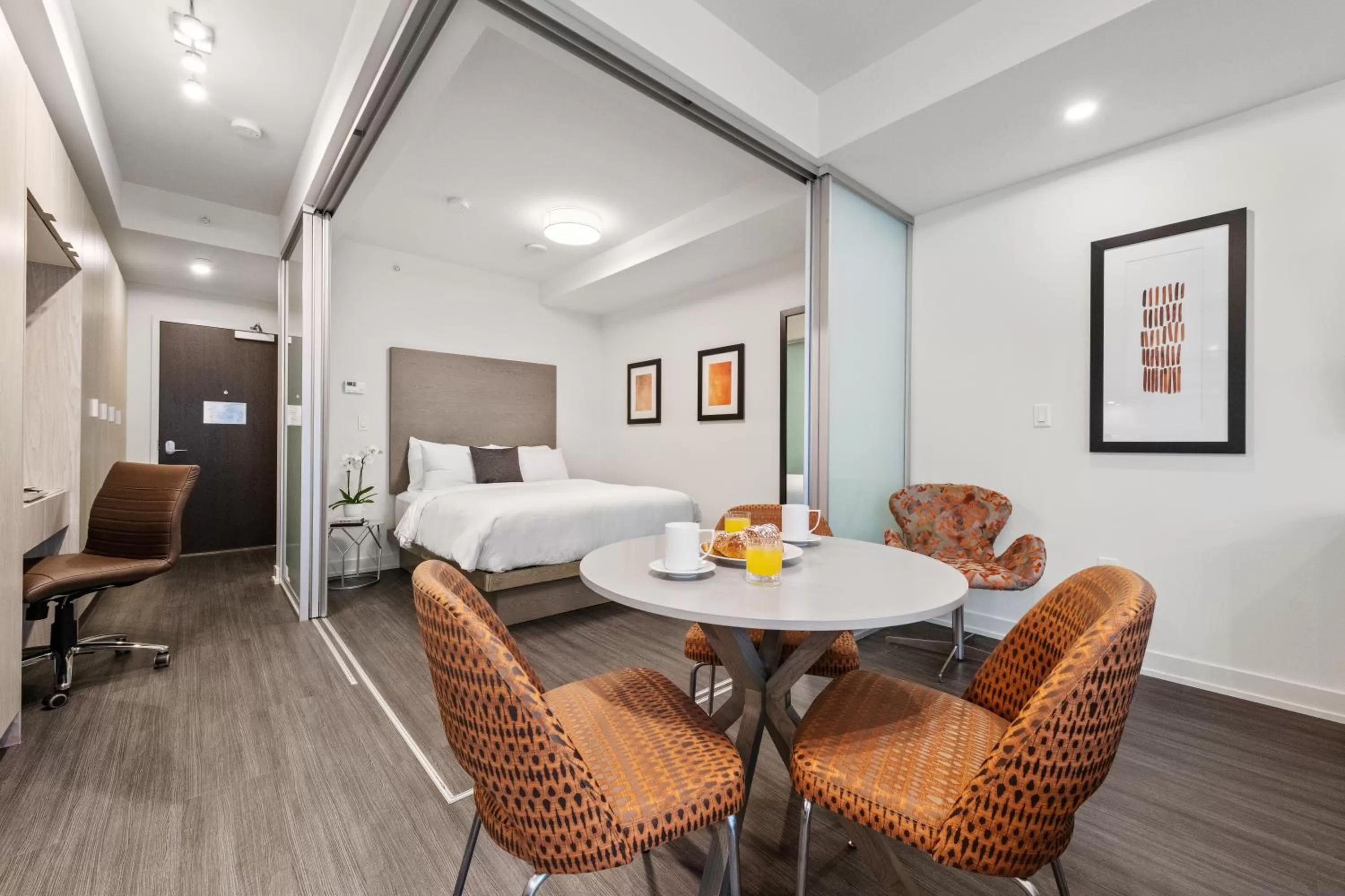 Dining area in reStays Ottawa