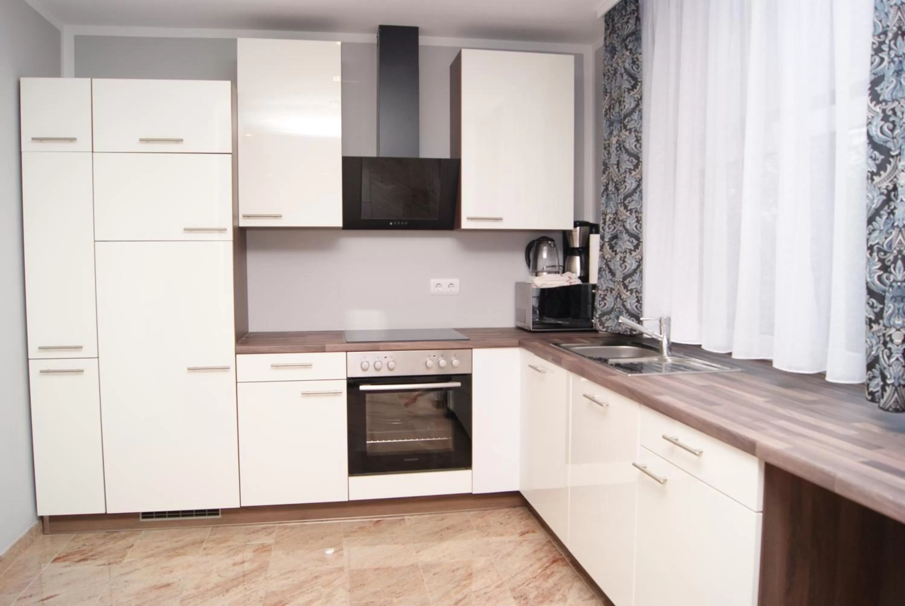 Property building, Kitchen/Kitchenette in Merkel Villa Apartamente