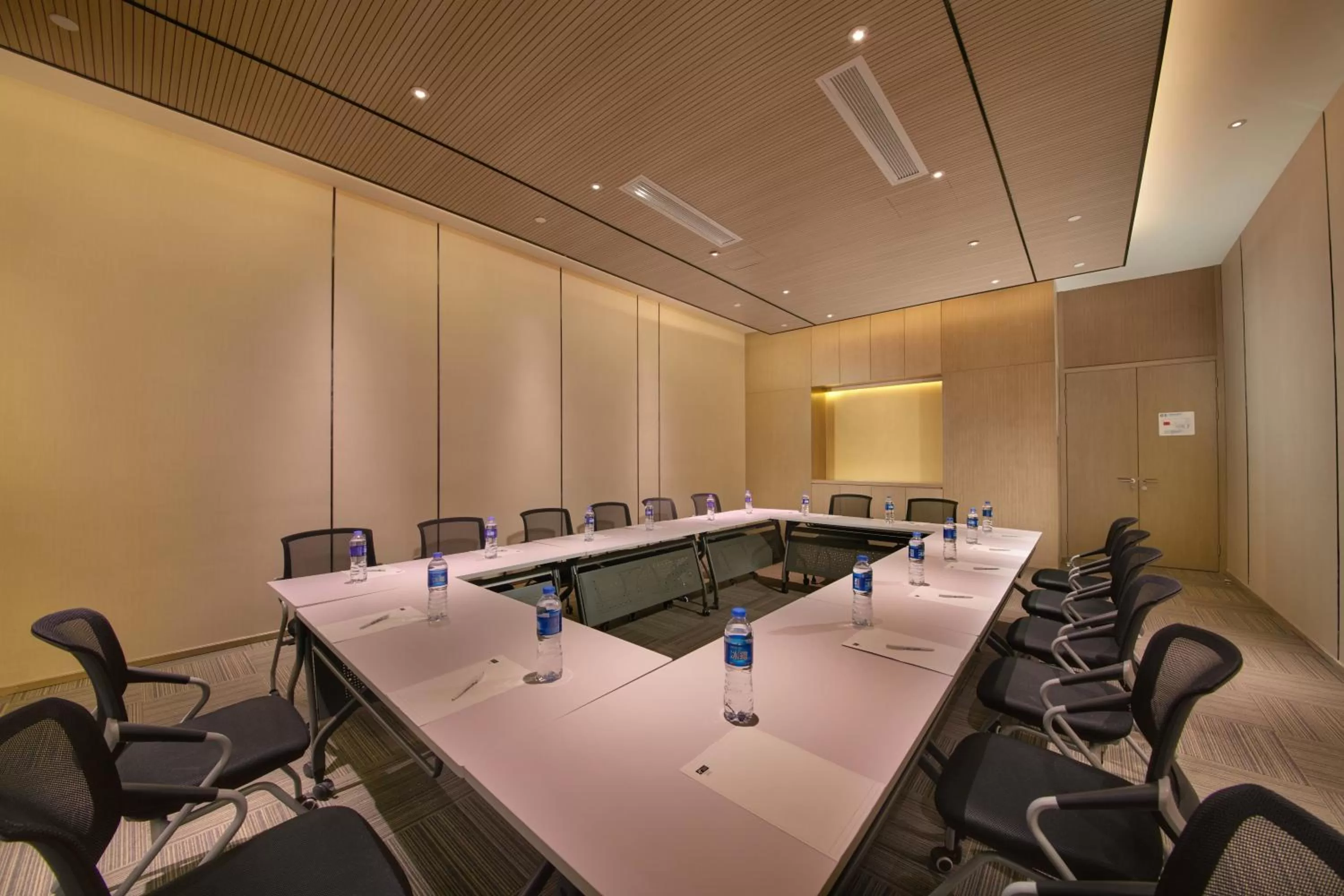 Meeting/conference room in Holiday Inn Express Hangzhou East Station by IHG