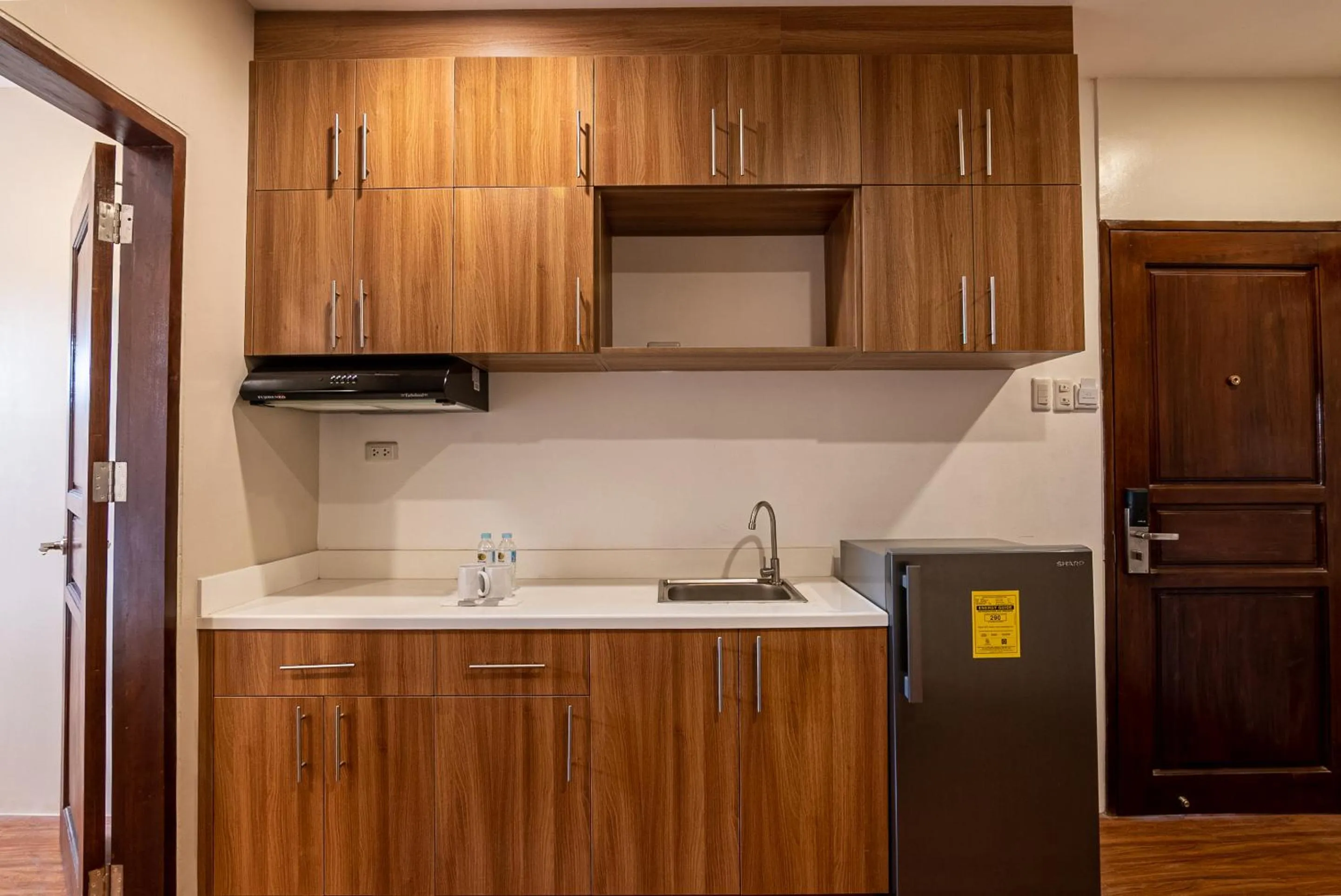 Kitchen or kitchenette in Kiwi Hotel