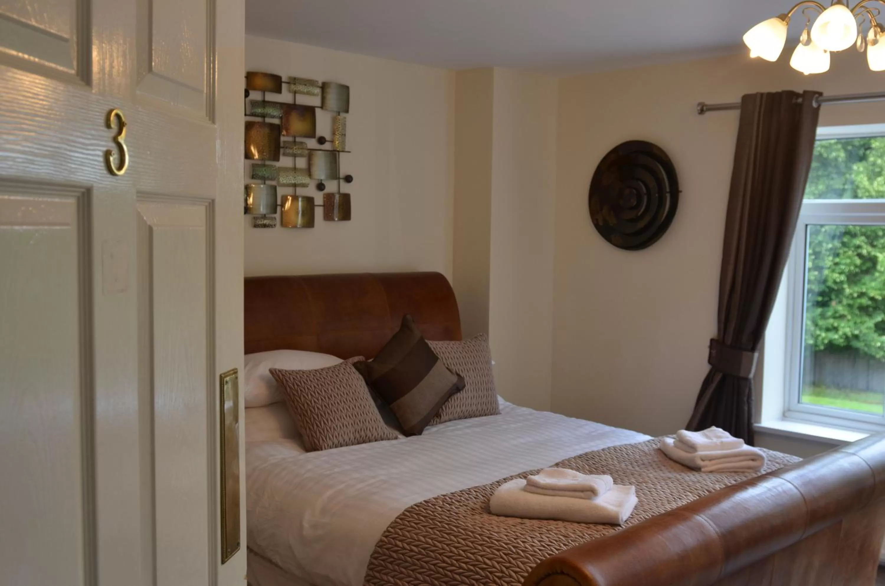 Bedroom, Bed in The George Carvery & Hotel