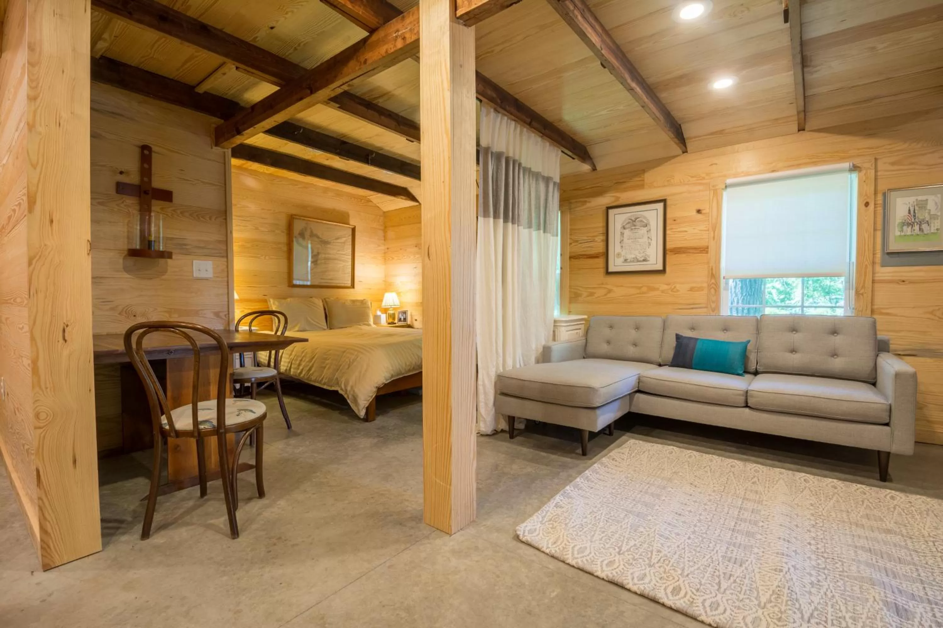 Bed in The Dailey Renewal Retreat B & B