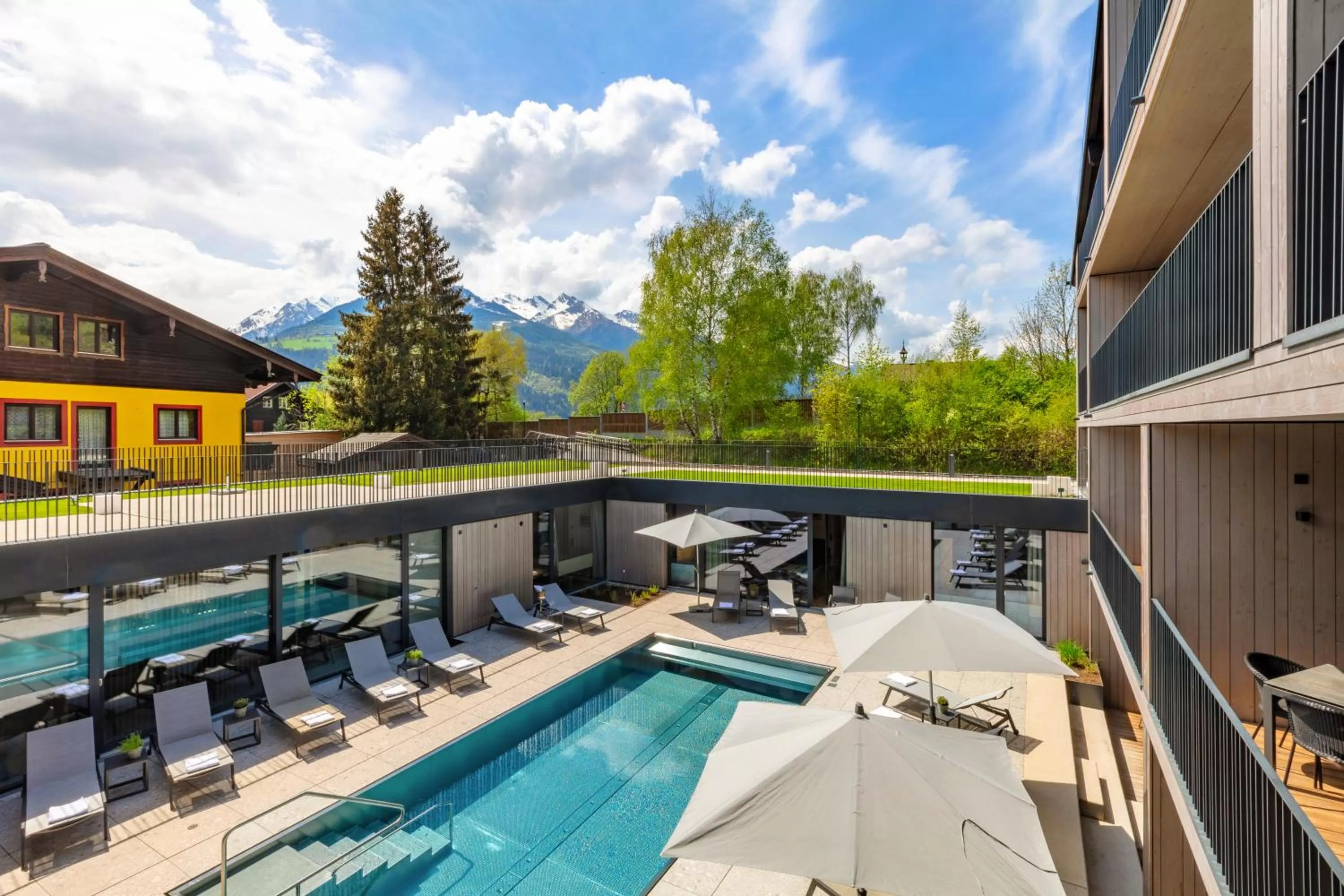 Swimming pool in Emma Deluxe Aparthotel direkt beim Skibus