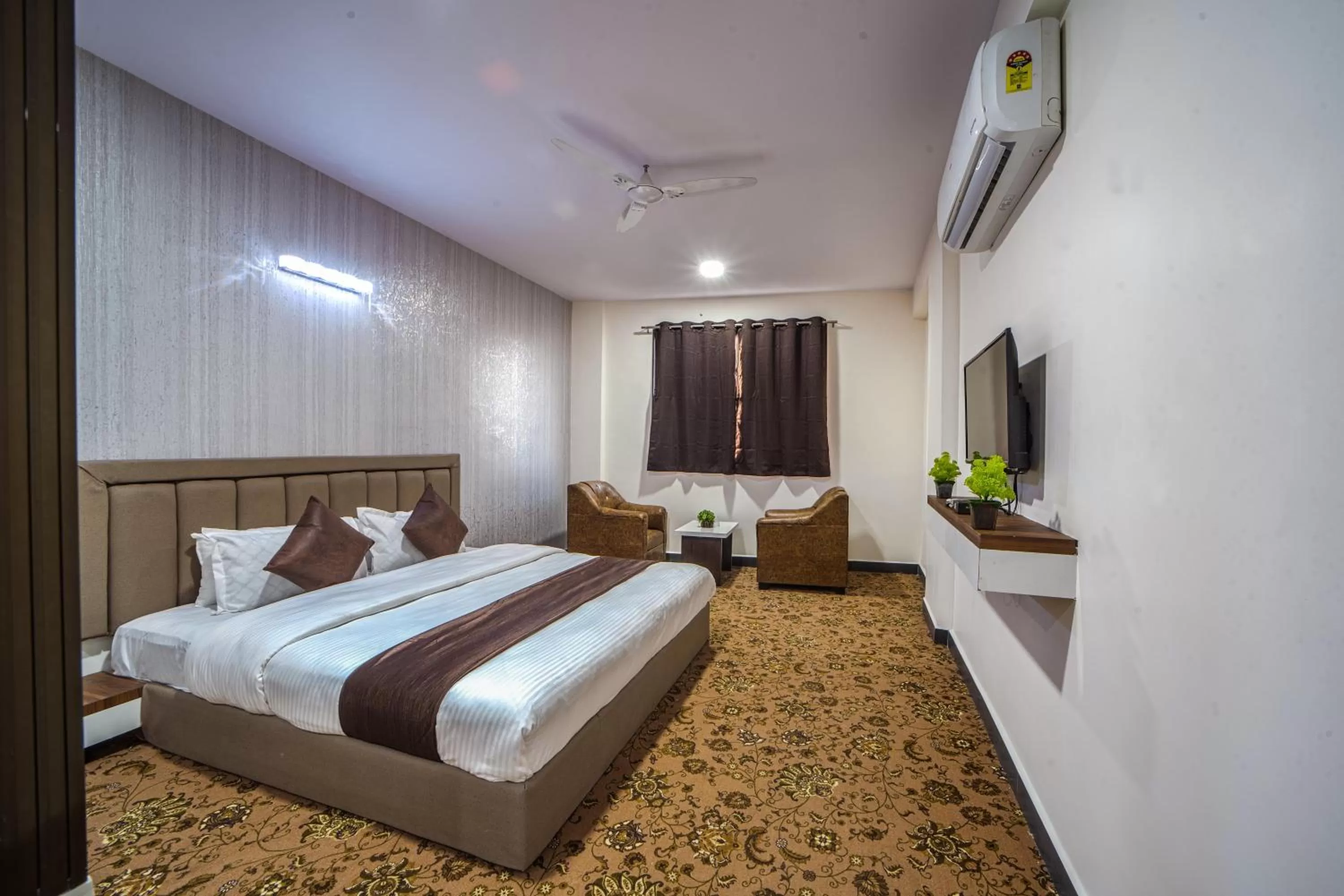 Bed in Hotel Jurkis, Kolhapur