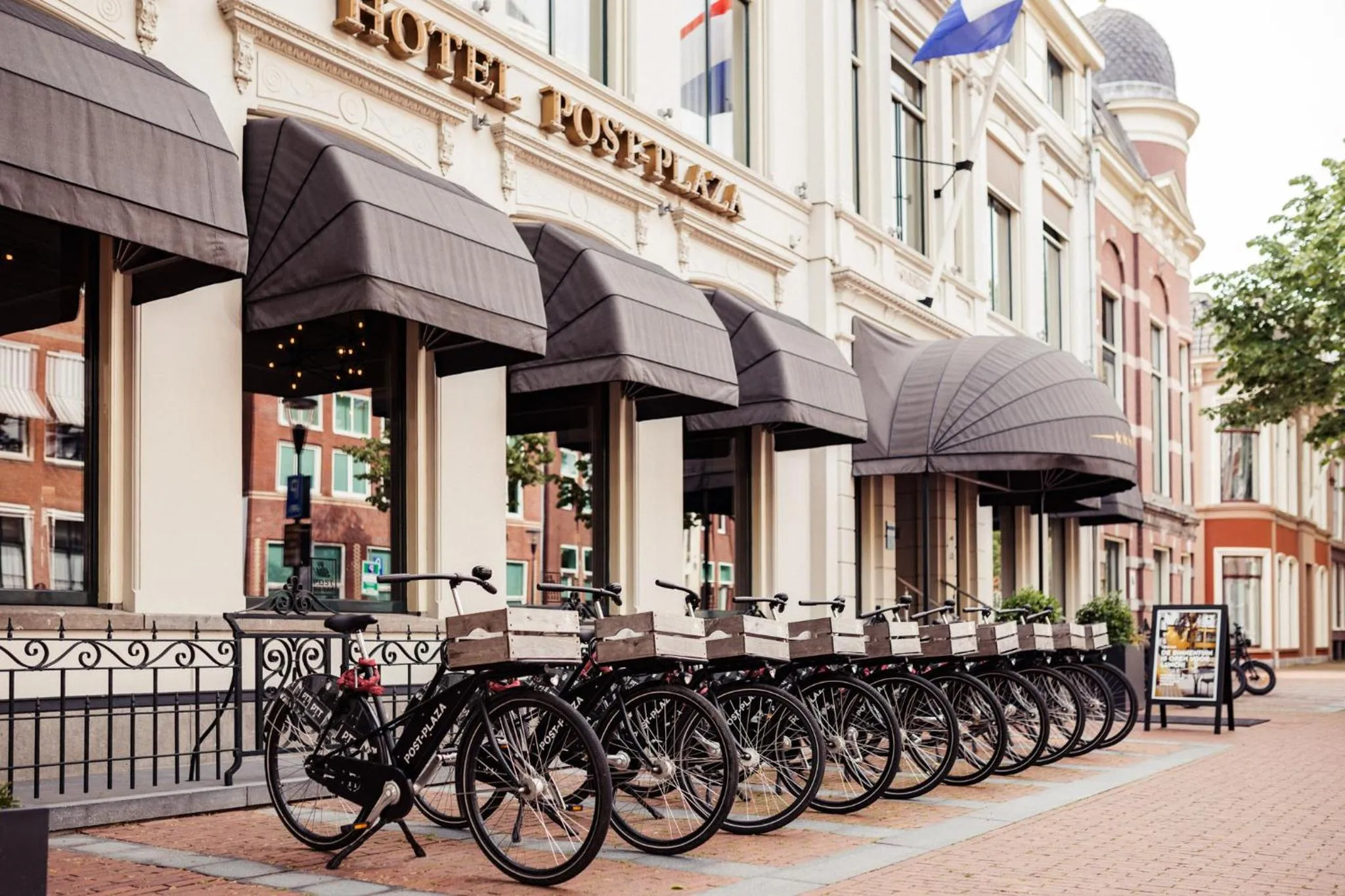 Property building in Post-Plaza Hotel & Grand Café