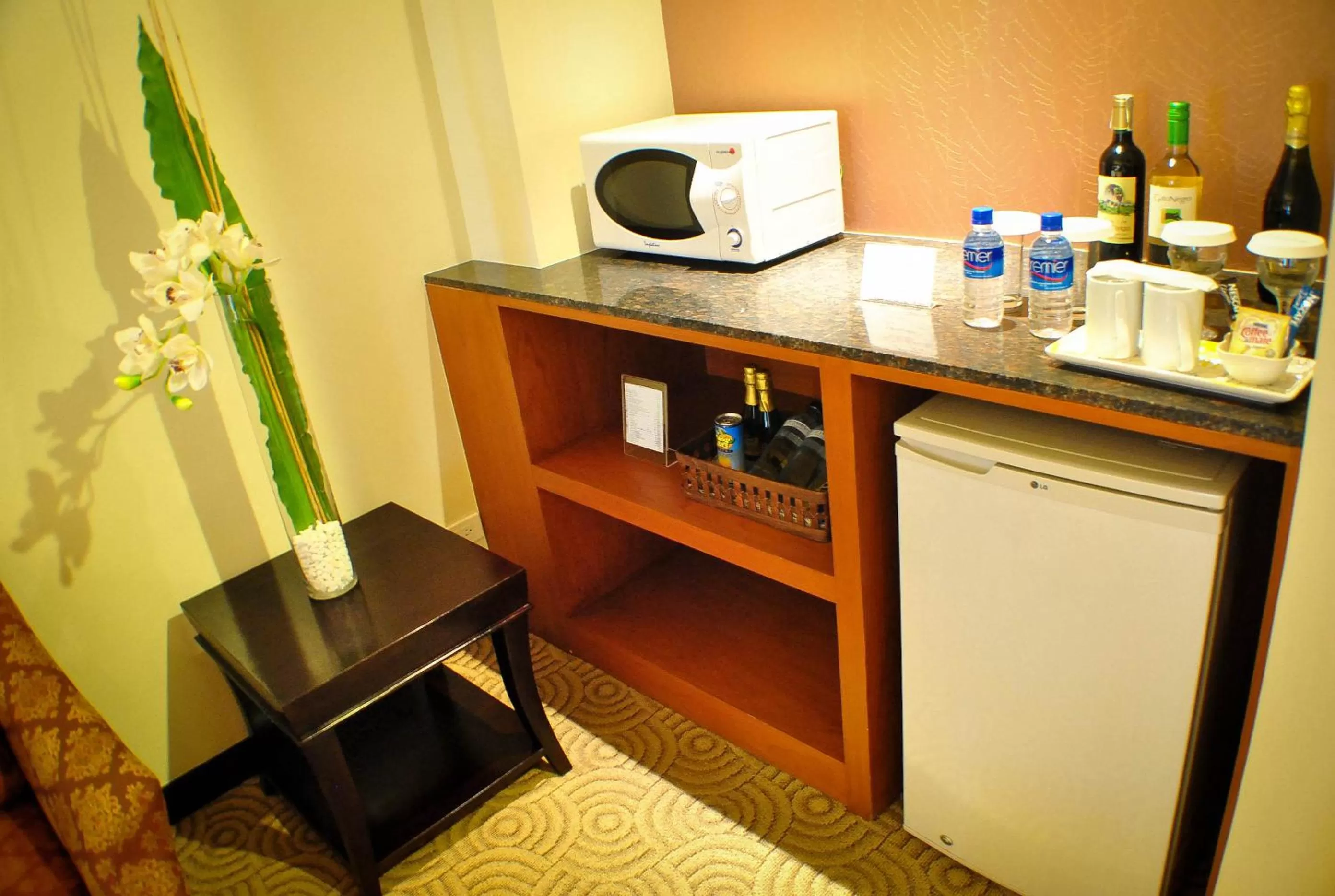 Kitchen or kitchenette in Hotel Elizabeth Cebu
