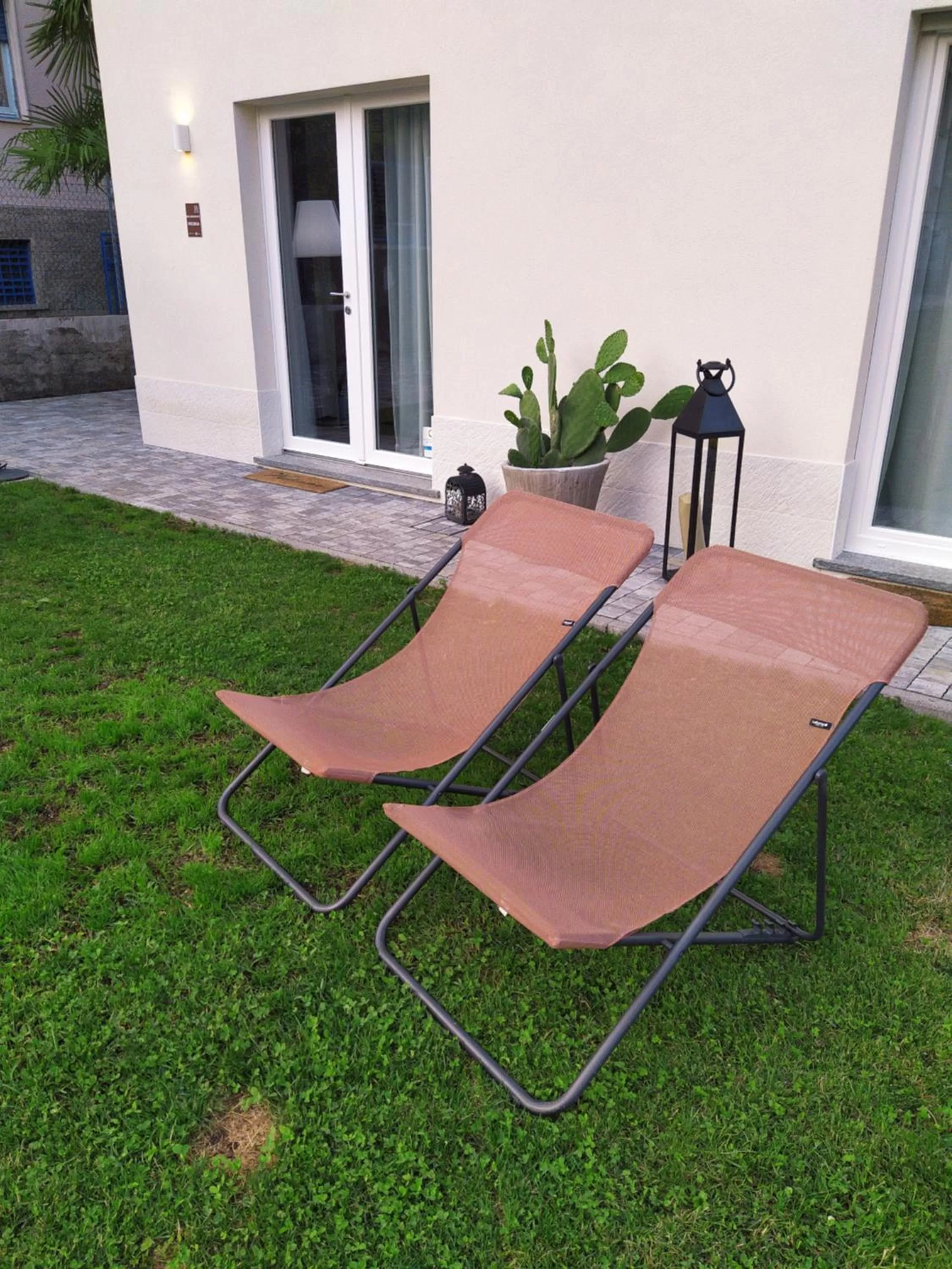 sunbed, Garden in B&B Peonia