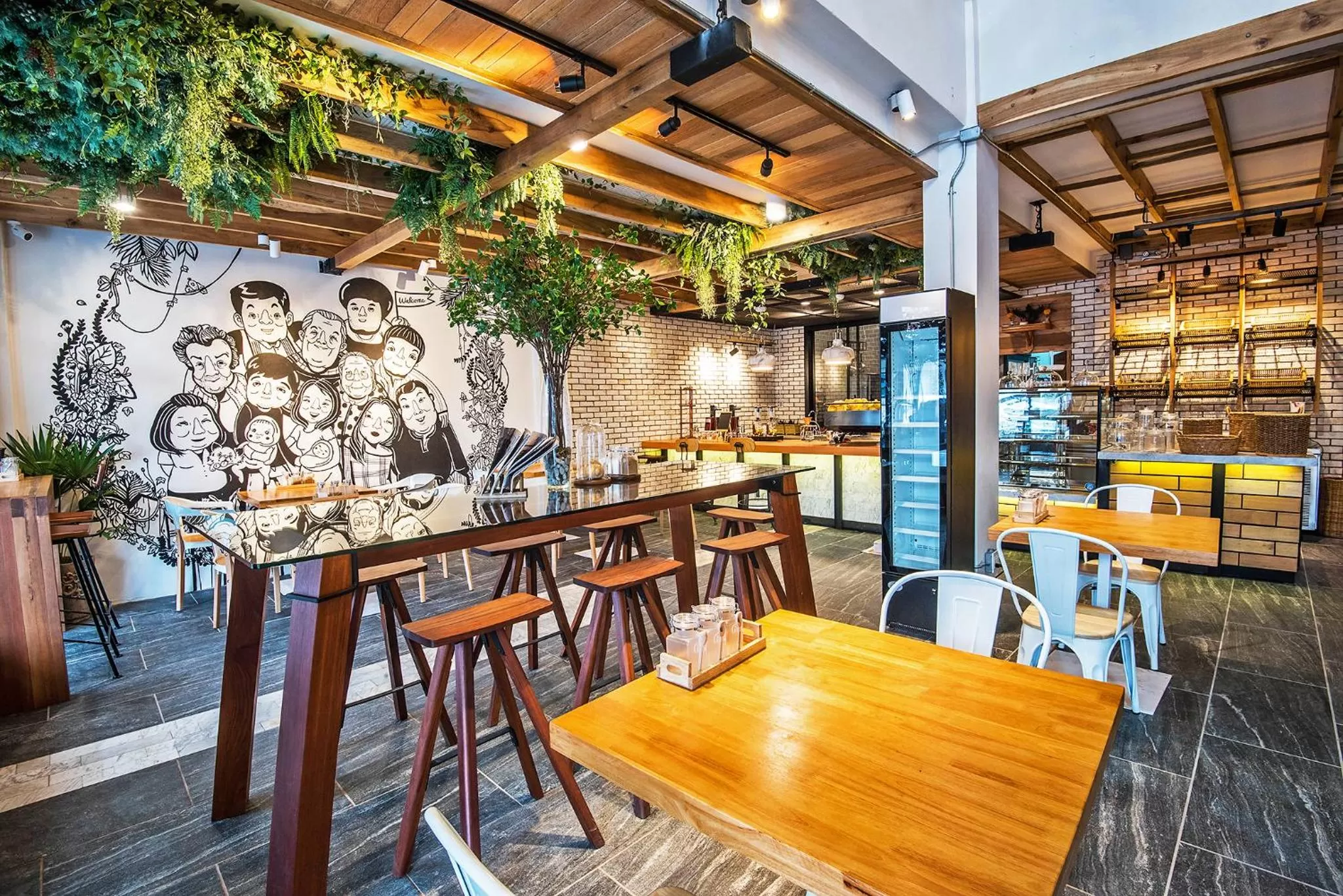 Restaurant/places to eat in Family Tree Hotel