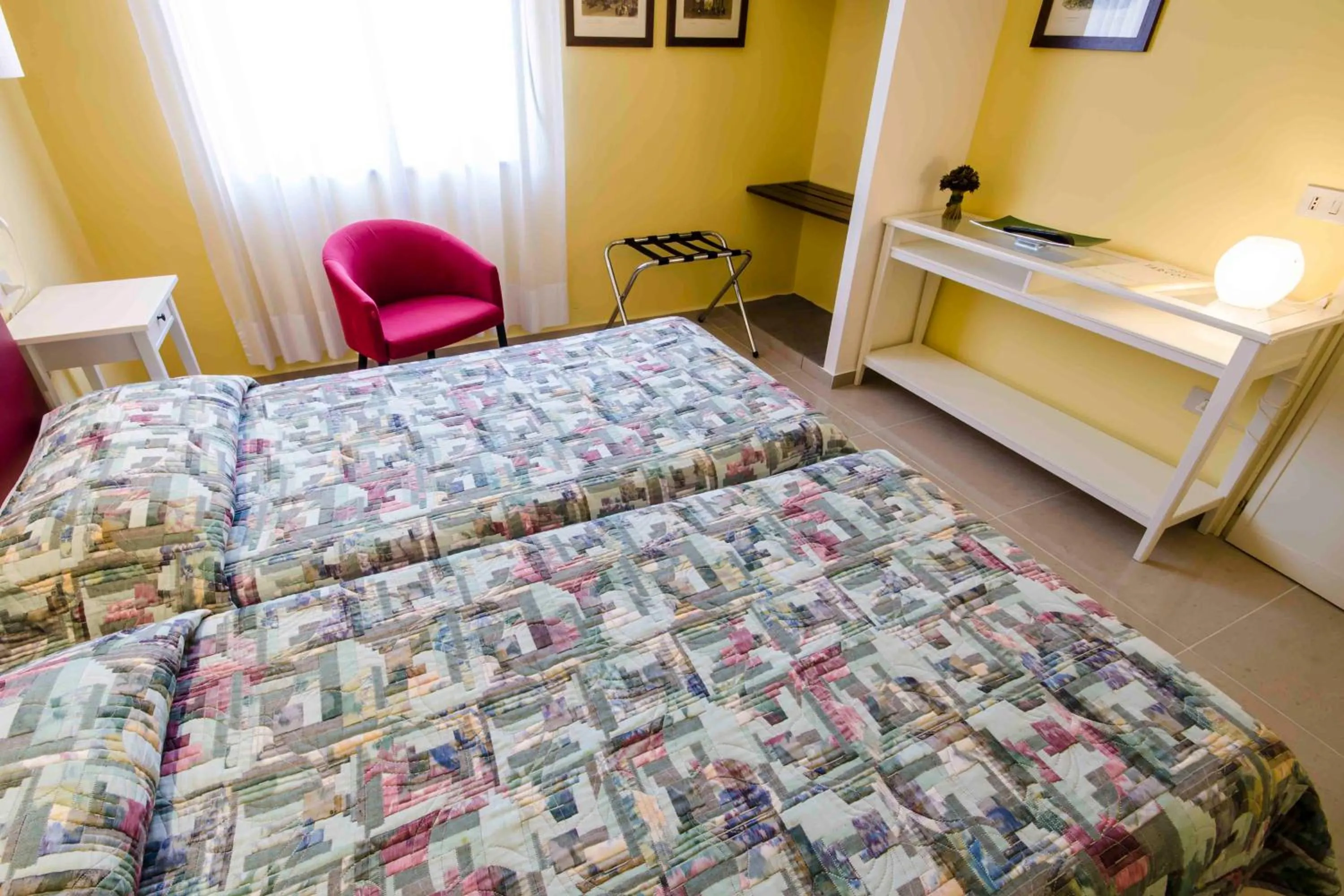 Photo of the whole room, Bed in Hotel Tarconte