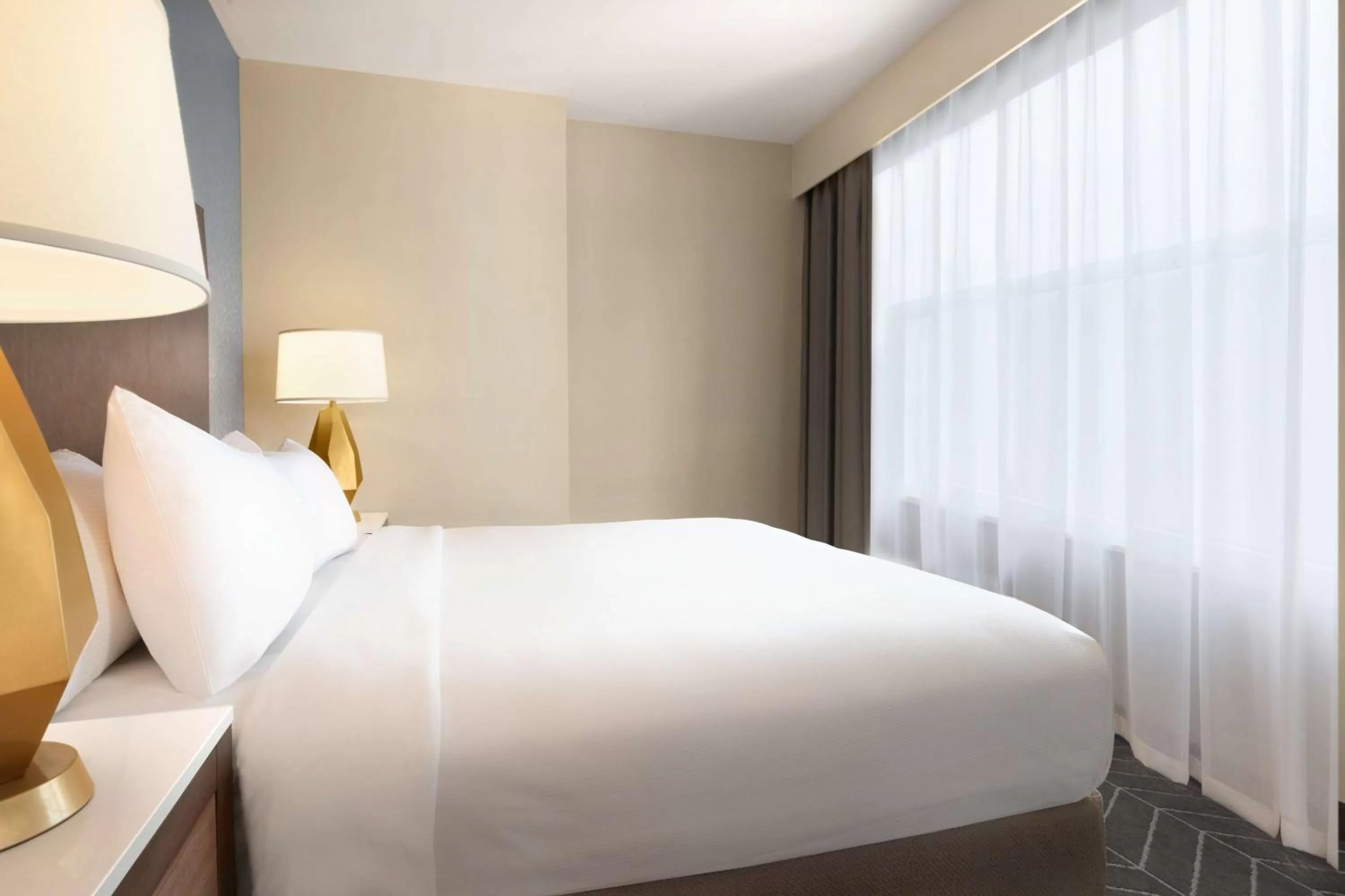 Bed in Embassy Suites By Hilton Wilmington Riverfront