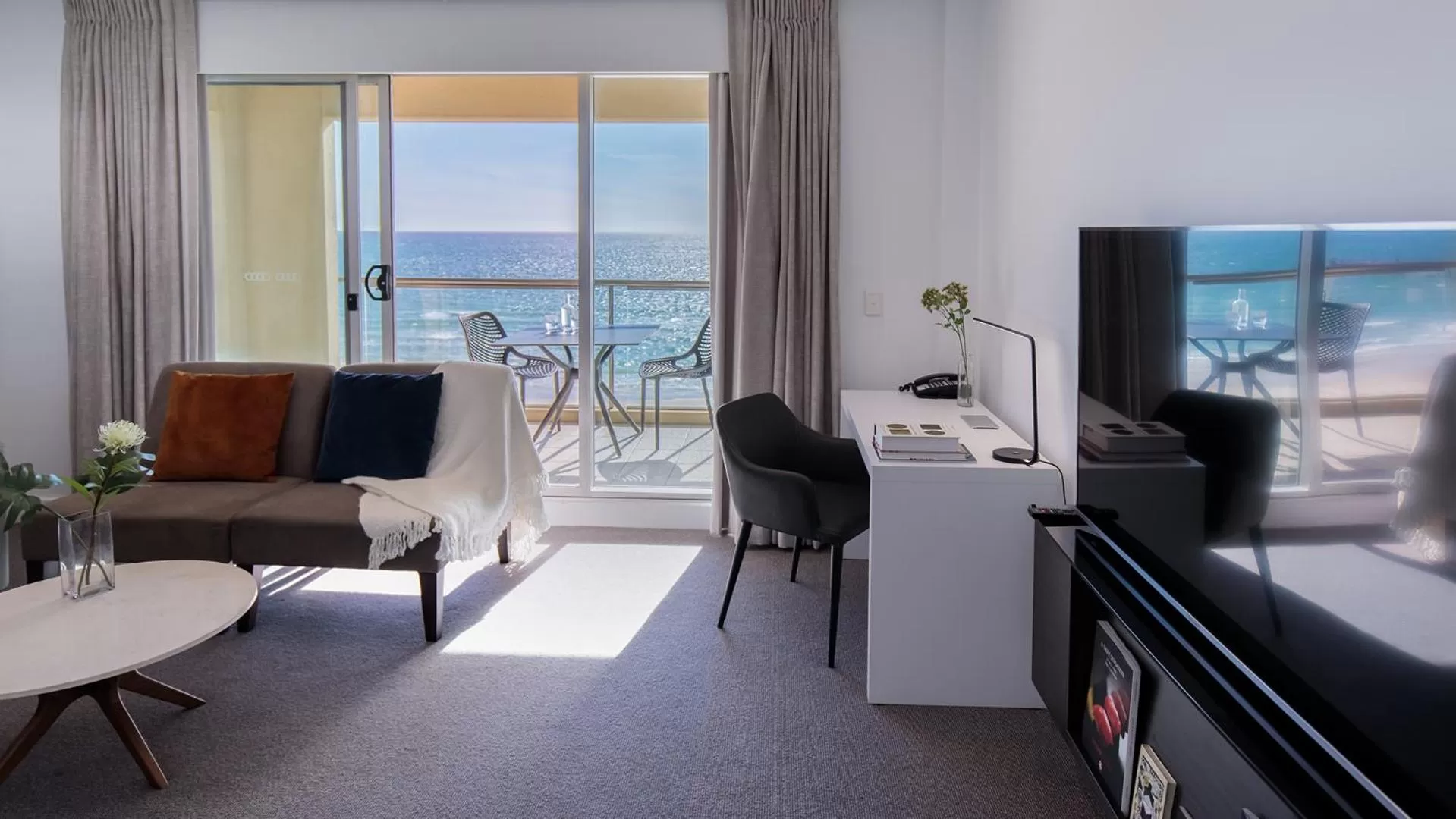 TV and multimedia in Oaks Glenelg Plaza Pier Suites