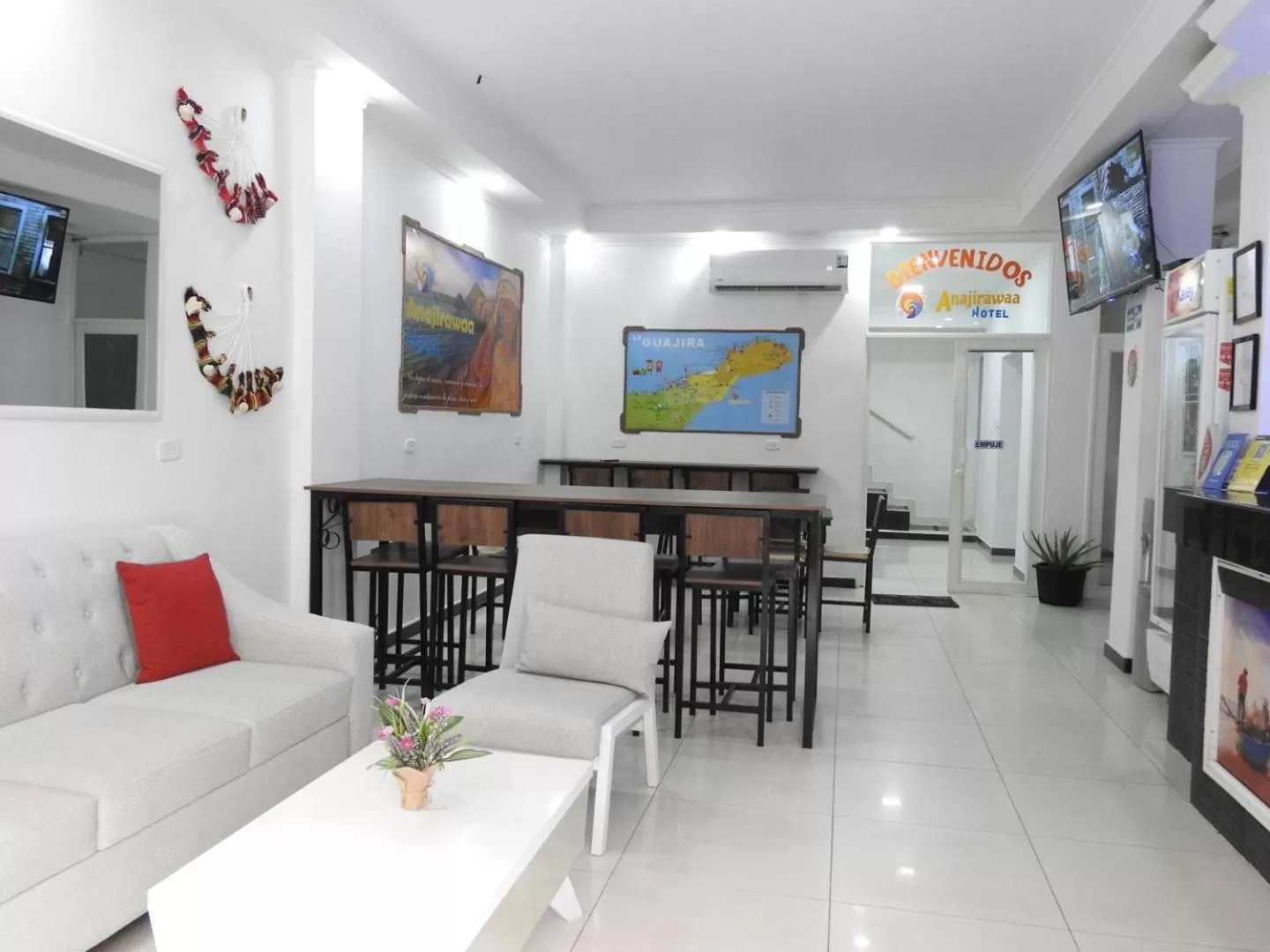 Living room, Restaurant/Places to Eat in ANAJIRAWAA HOTEL