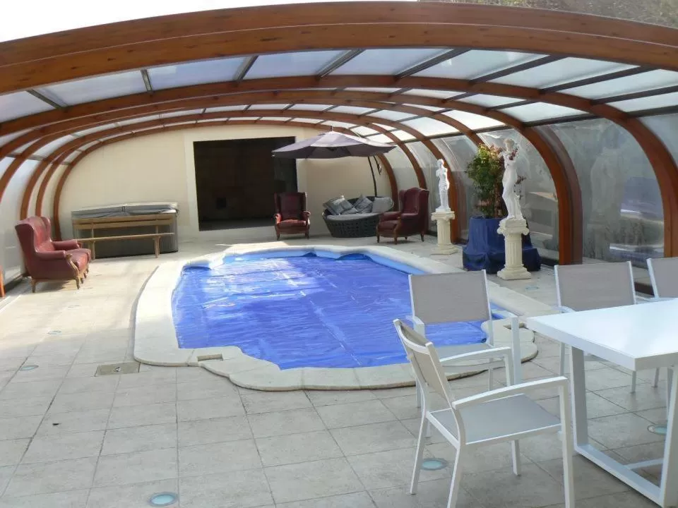 Swimming pool in Le Manoir des Chapelles