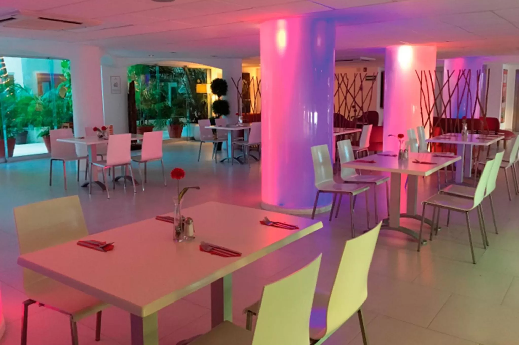 Restaurant/places to eat in Adhara Express