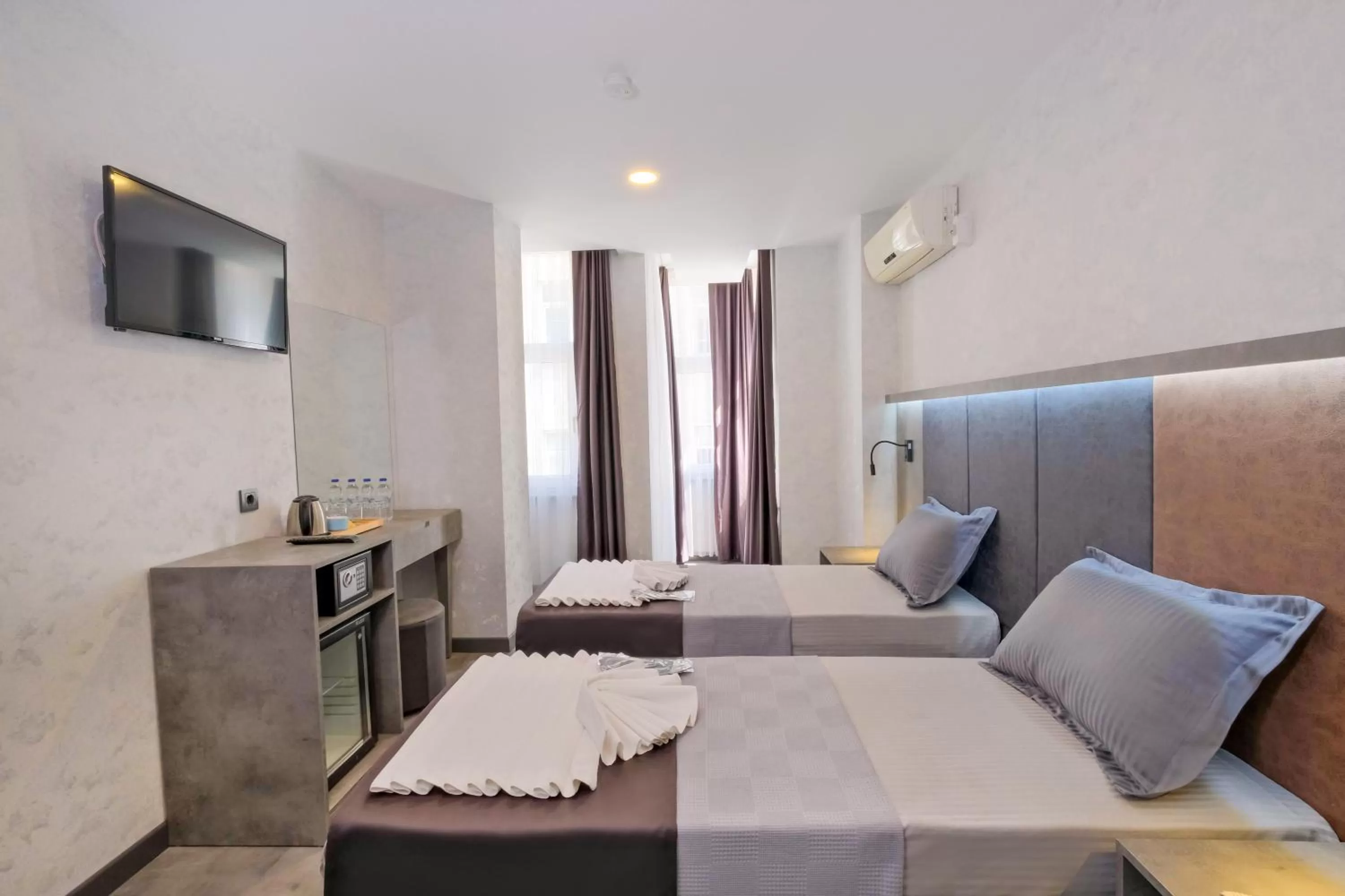 Bed in The Queen Hotel