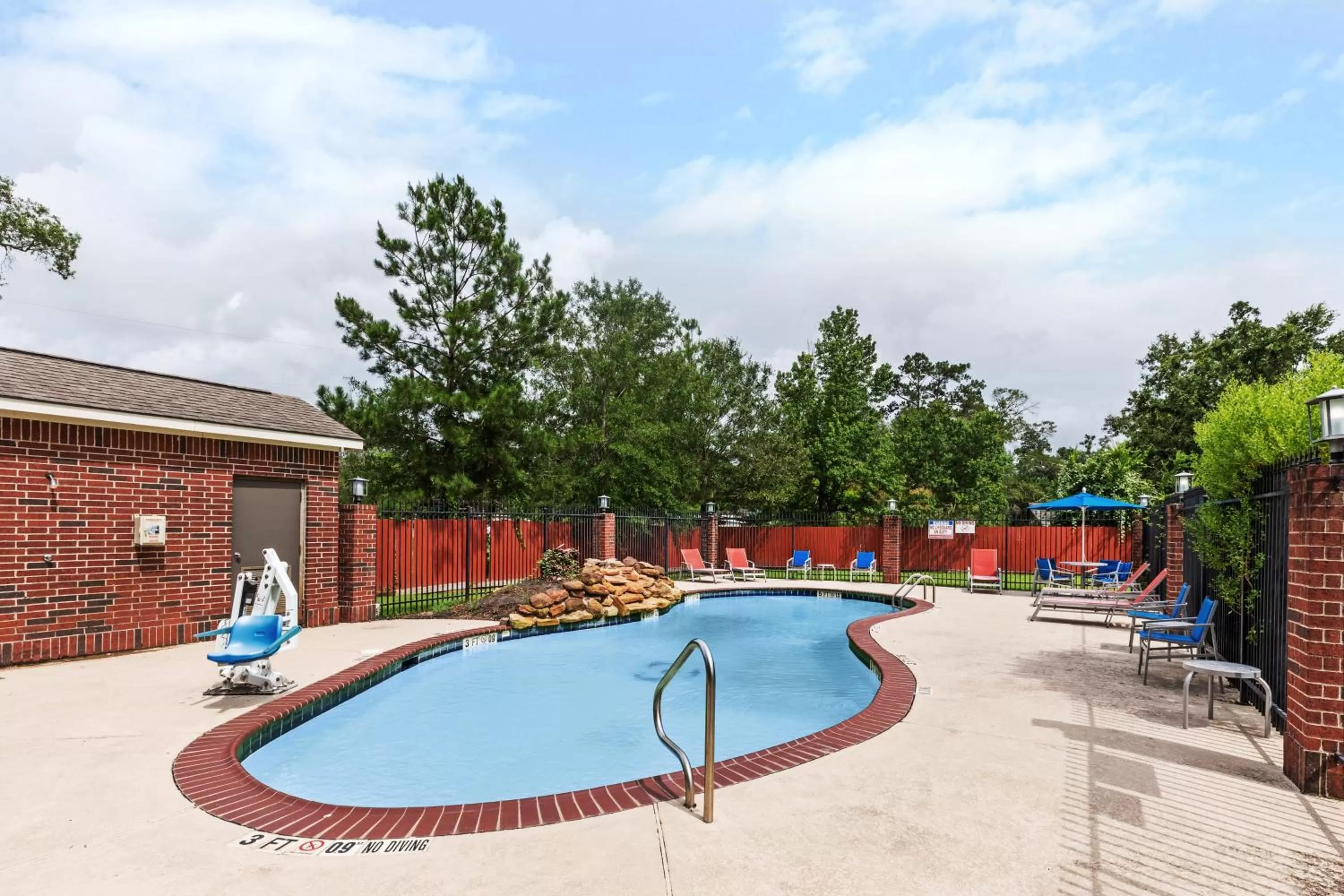 Swimming pool in Holiday Inn Express Hotel & Suites Vidor South by IHG