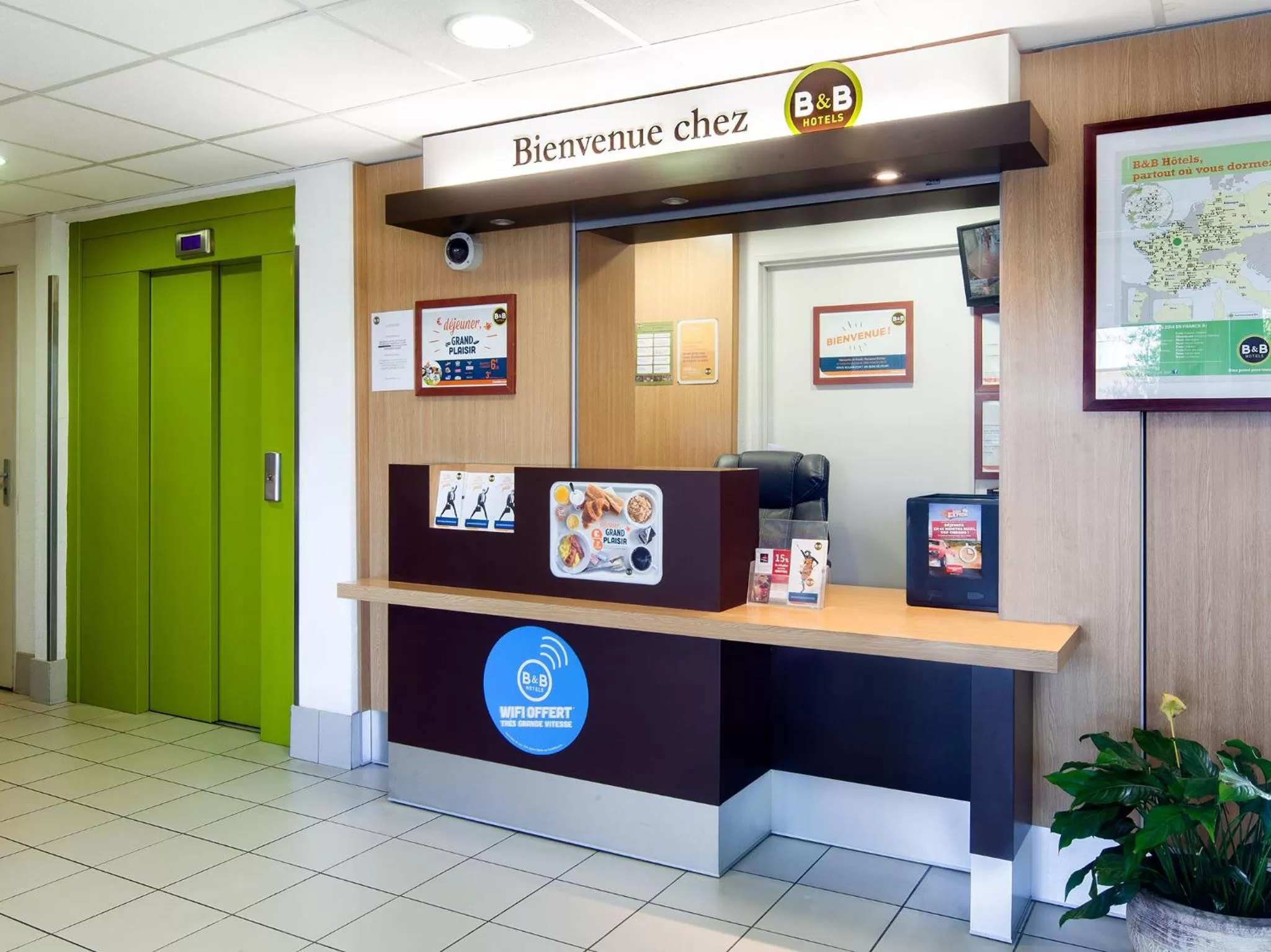 Lobby or reception in B&B HOTEL Evreux
