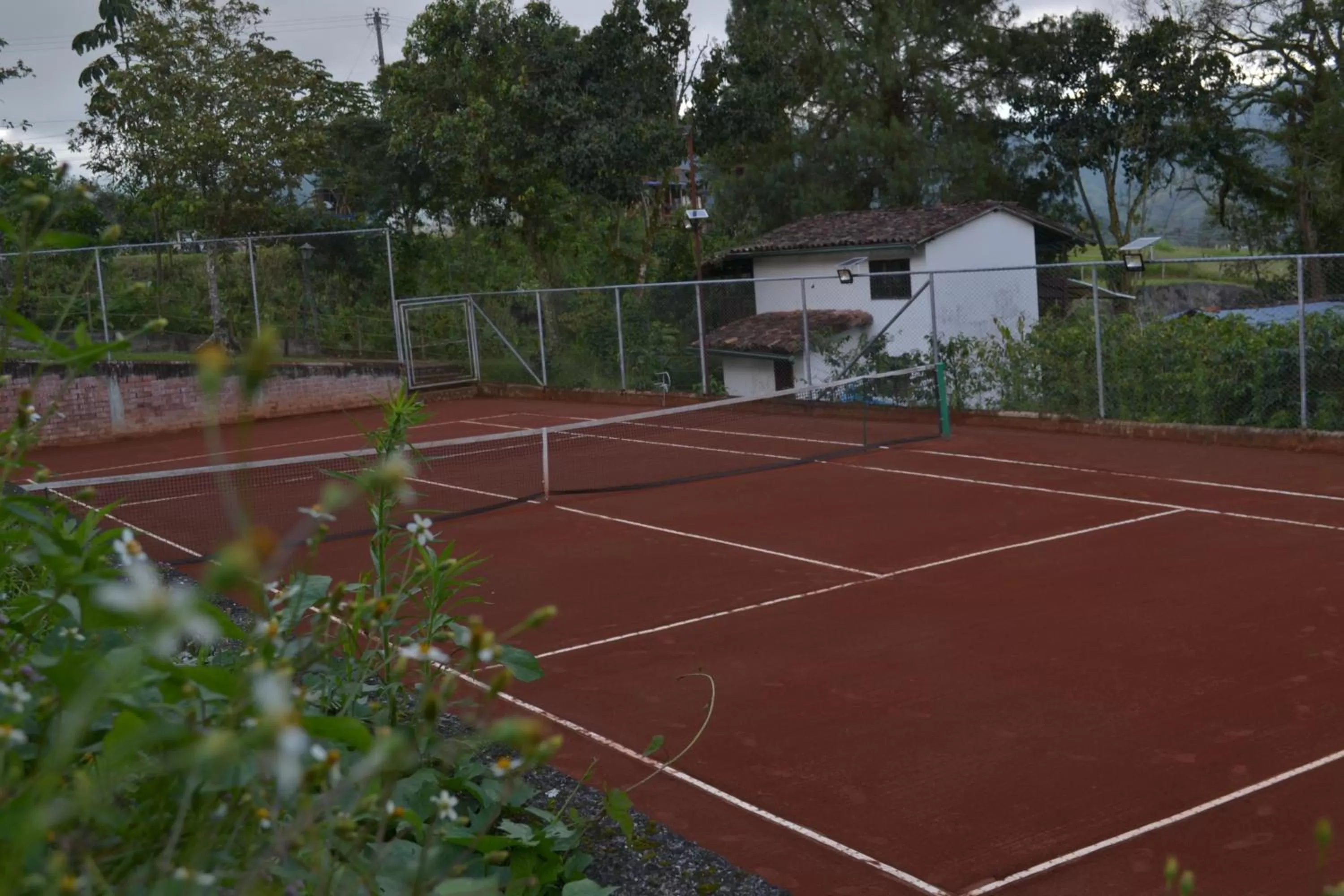 Tennis court in El Edén Country hotel y Club Residencial